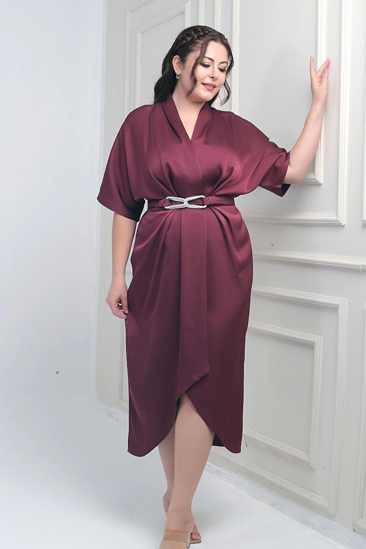 Kadın Kruvaze Yaka Kısa Yarasa Kollu Çift Pileli Krep Saten Büyük Beden Midi Tasarım Elbise