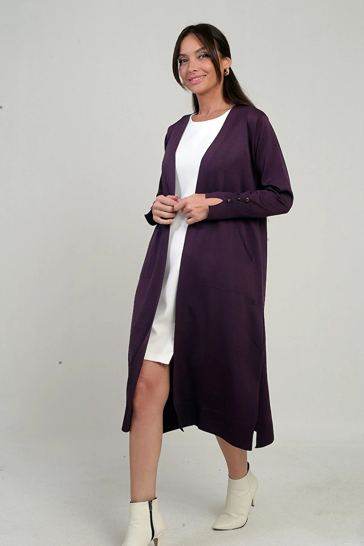 Kadın Kolları Düğme Detaylı Cepli Yanları Yırtmaaçlı Uzun Hırka