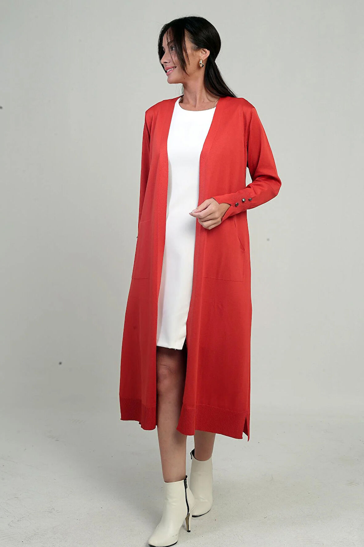 Kadın Kolları Düğme Detaylı Cepli Yanları Yırtmaaçlı Uzun Hırka