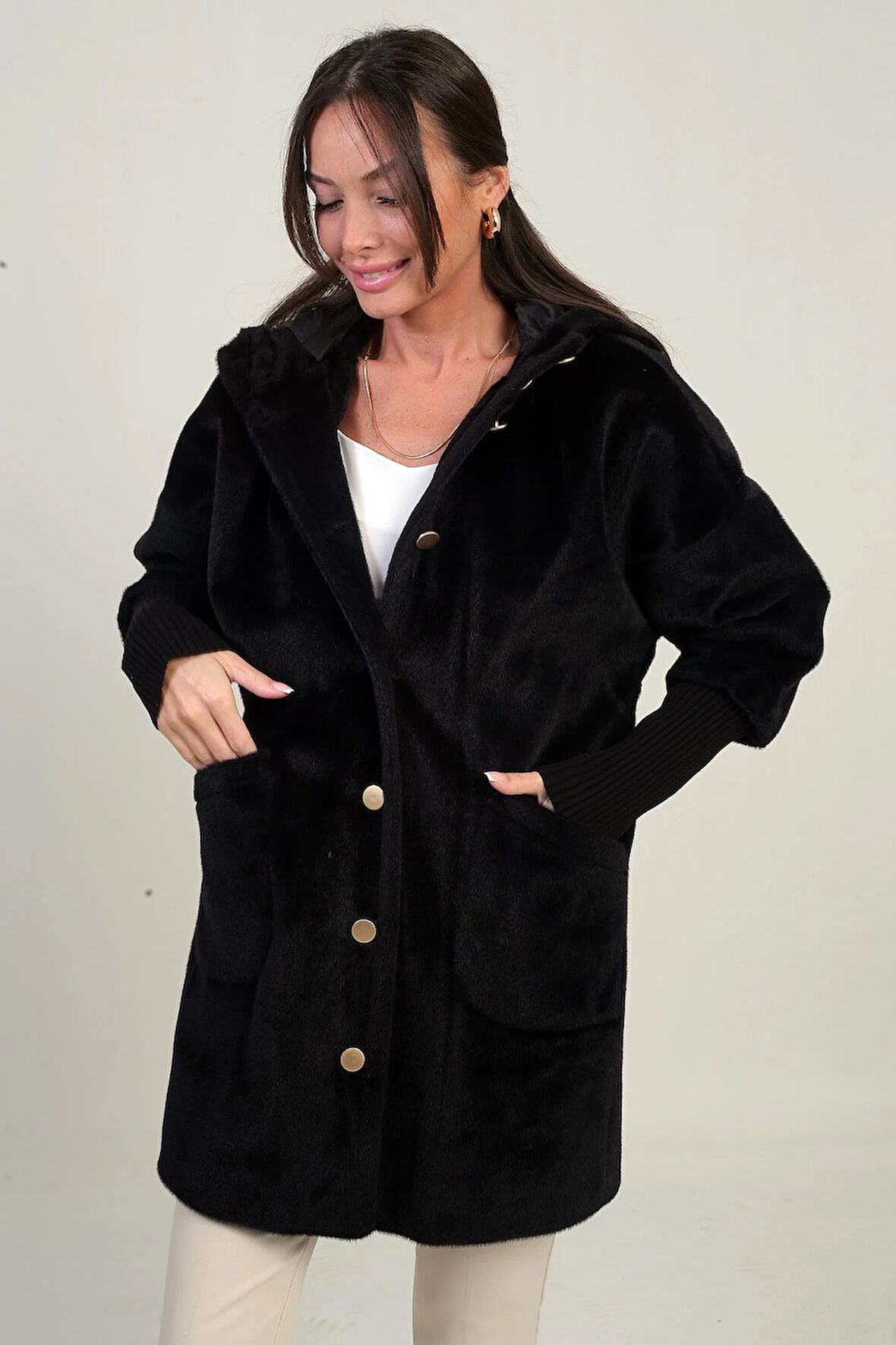 Kadın Kapüşonlu Önü Düğmeli Astarlı Kolları Ribanalı Angora Kaban