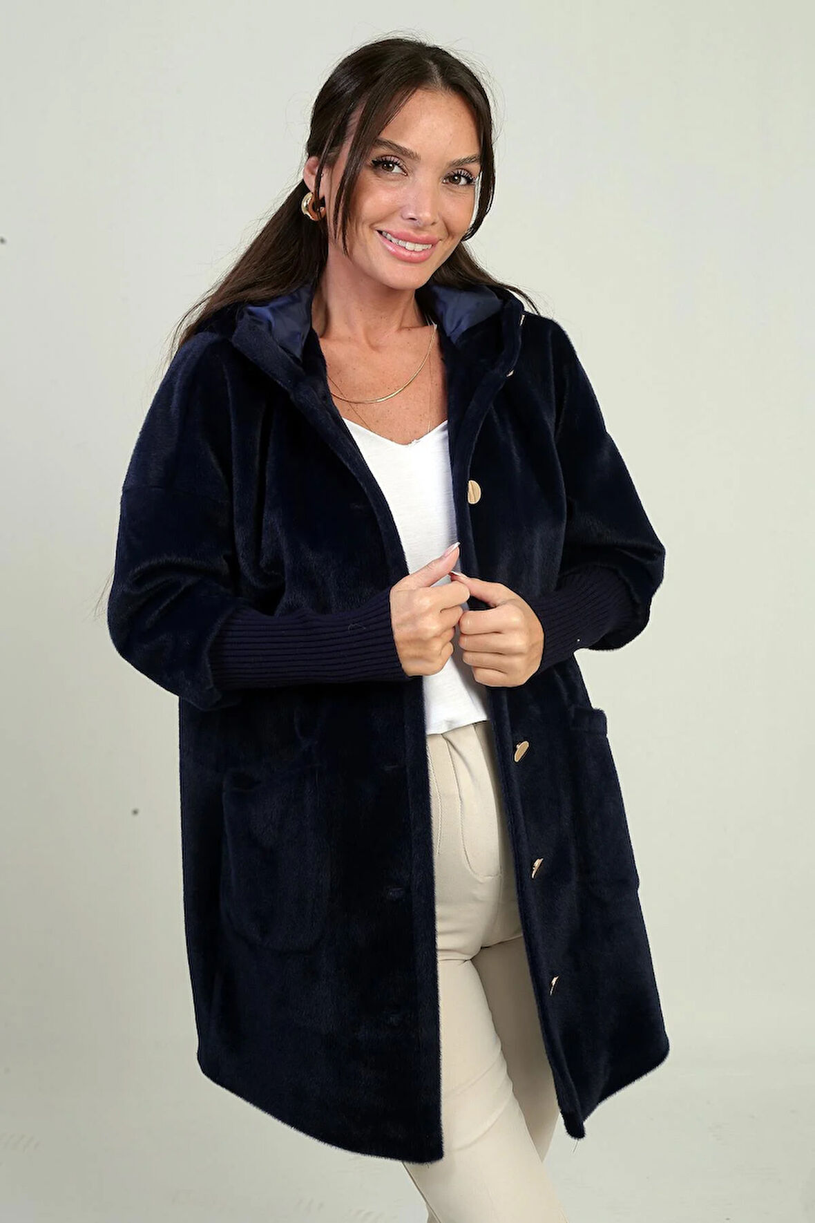 Kadın Kapüşonlu Önü Düğmeli Astarlı Kolları Ribanalı Angora Kaban