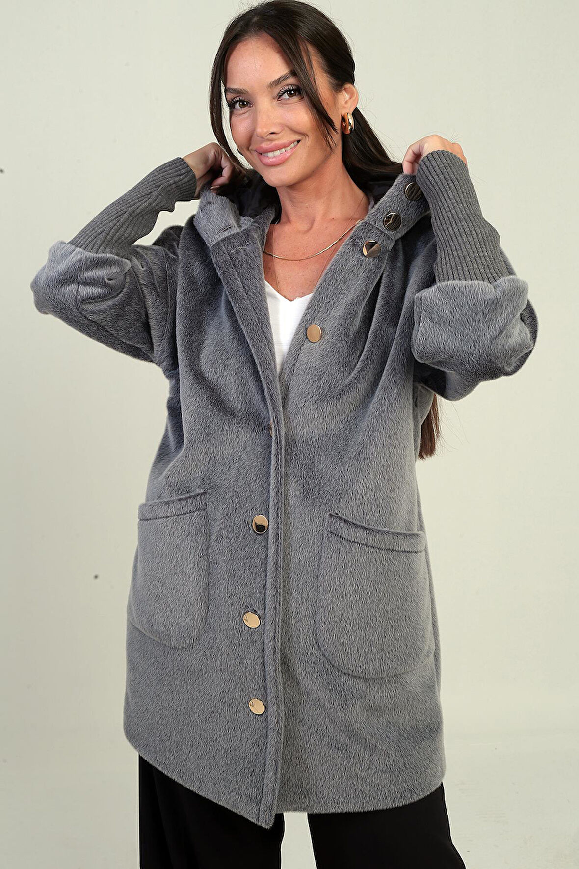 Kadın Kapüşonlu Önü Düğmeli Astarlı Kolları Ribanalı Angora Kaban