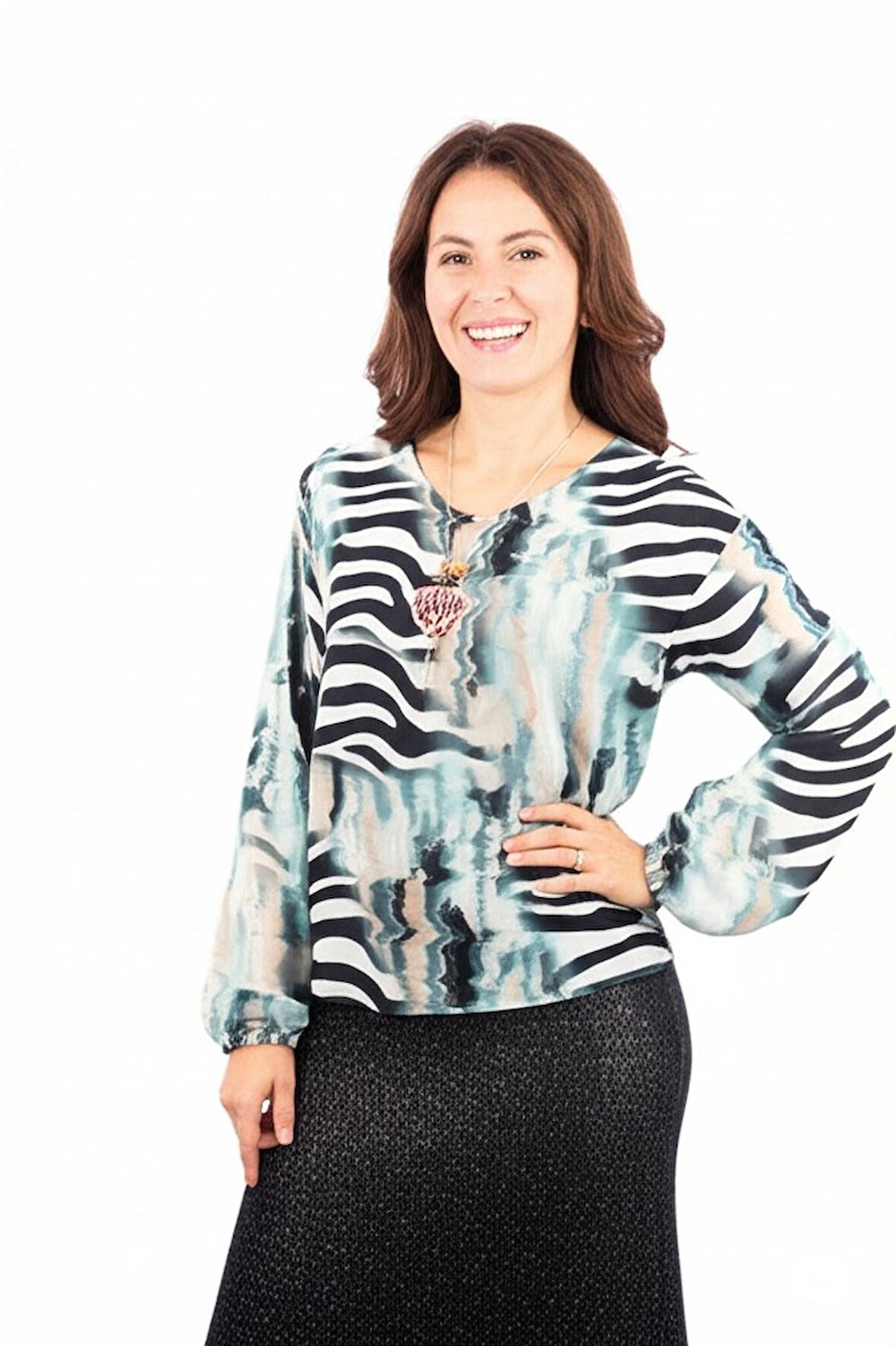 Oppland Kadın Klasik Şifon Anne Bluz Viskoz Kumaş Deniz Desenli Kolyeli Uzun Kollu Astarlı Tam Kalıp