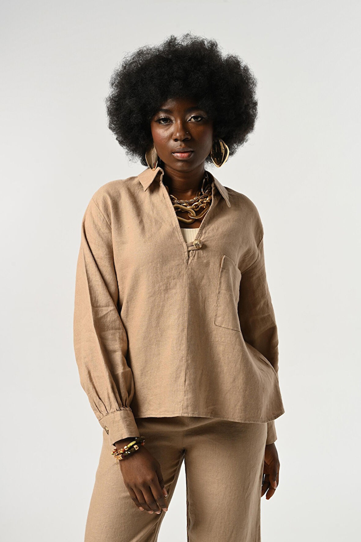 KADIN KARAMEL RENGİ KETEN V YAKA DÜĞME DETAYLI GÖMLEK