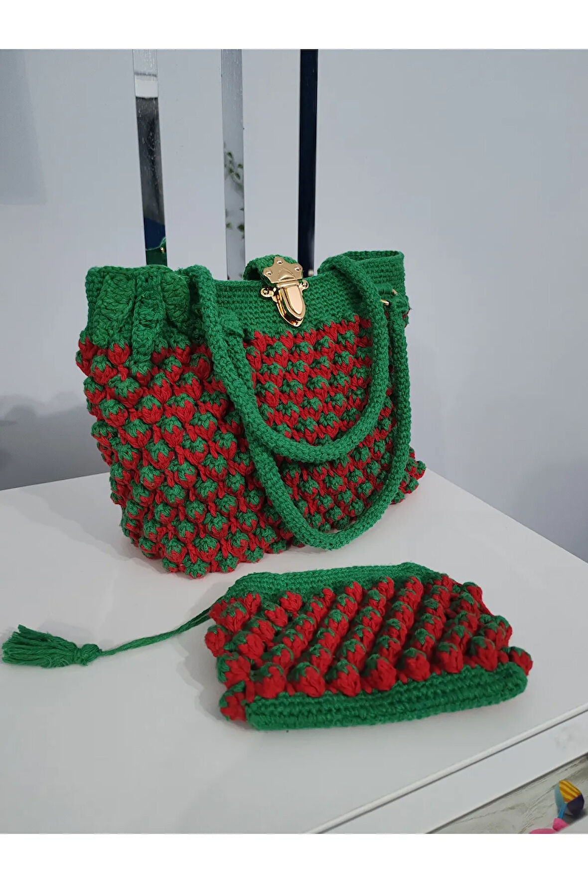 El Yapımı Orta Boy Çilek Desen El ve Kol Çantası Mini Cüzdanlı