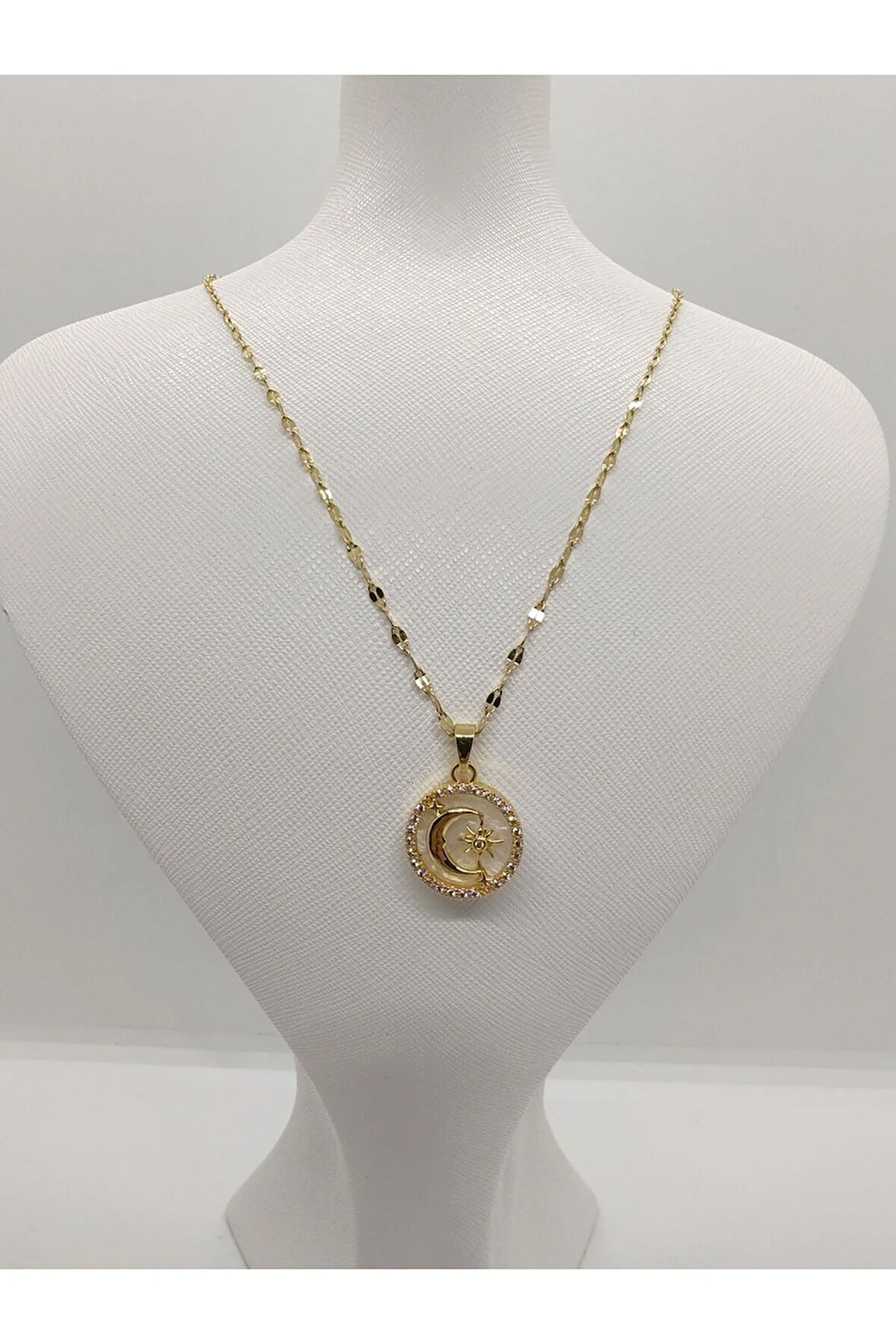 Yuvarlak Yıldız Figürlü Çelik Kolye Gold