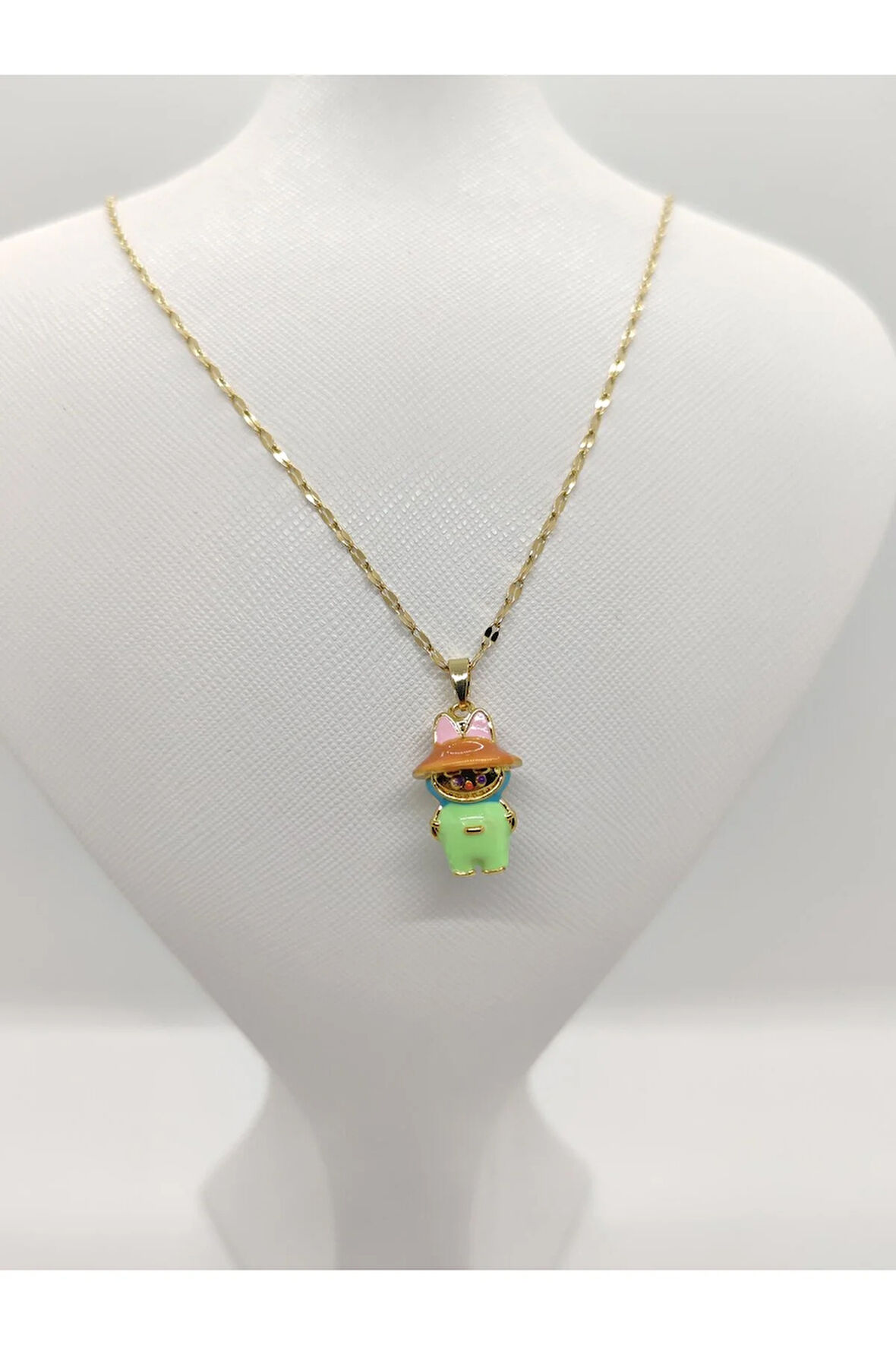 Yeşil Şapkalı Labubu Figürlü Çelik Kolye Gold