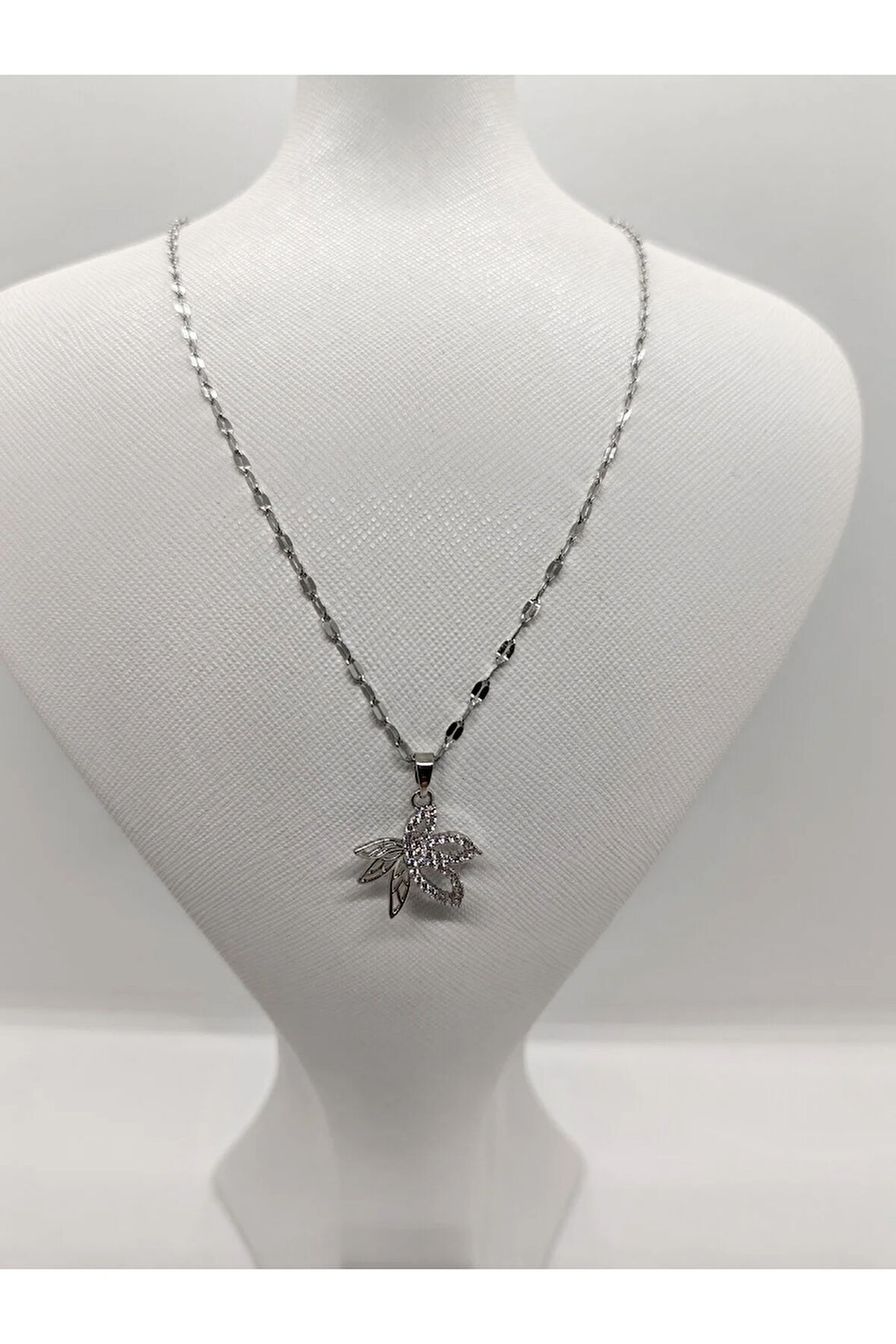 Çiçek Figürlü Gümüş Renk Çelik Kolye