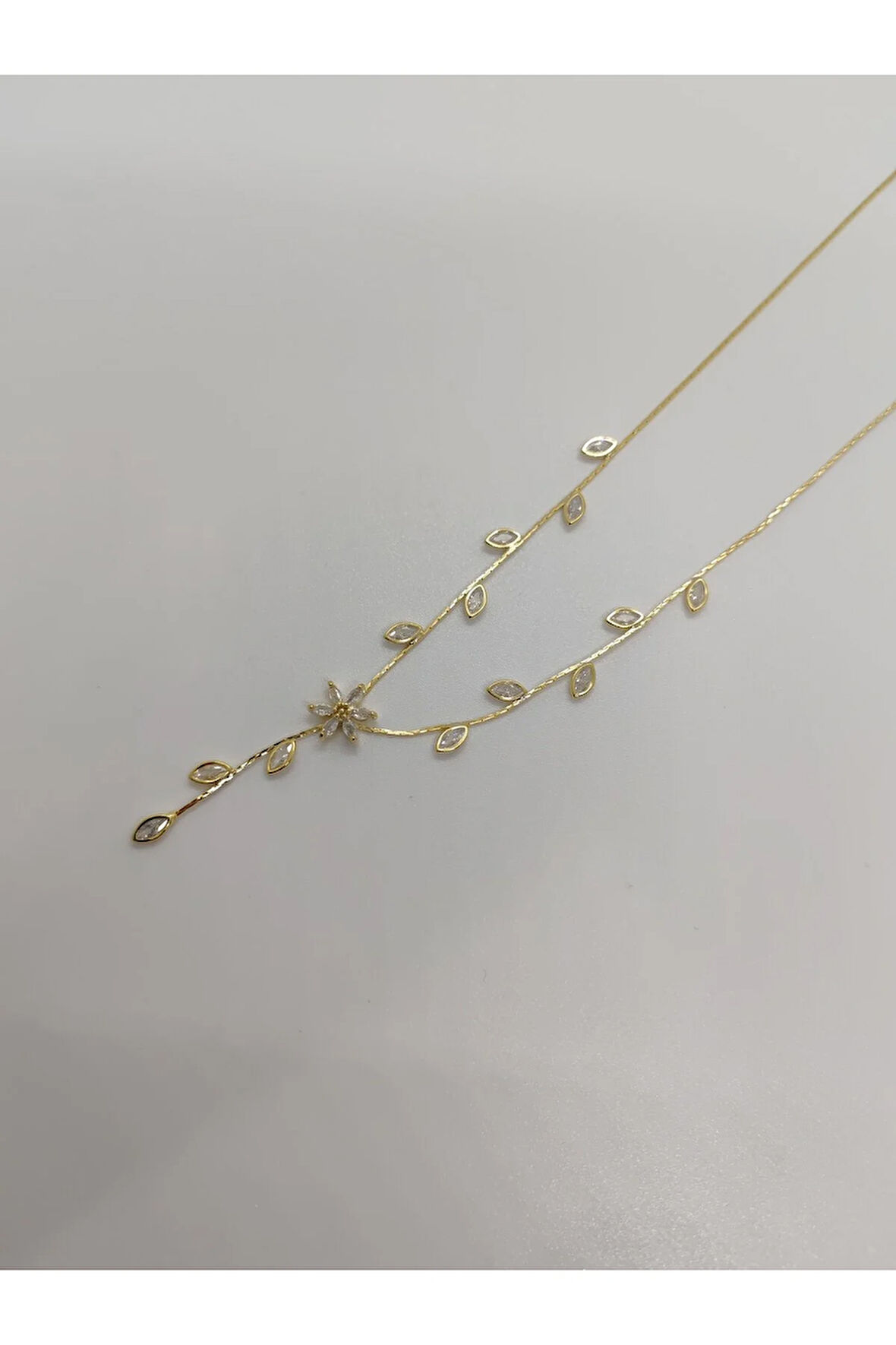 Yaprak Figürlü Gold Renk Uzun Kolye