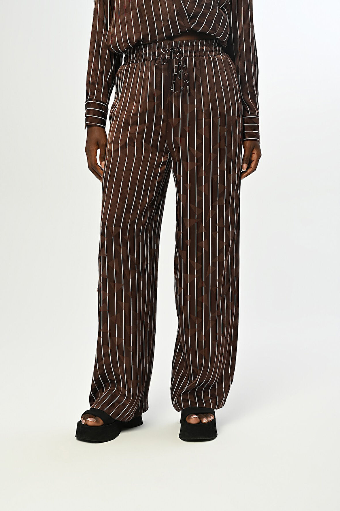 KADIN BELİ LASTİKLİ BOL PAÇA ÇİZGİLİ DESENLİ KAHVERENGİ PANTOLON