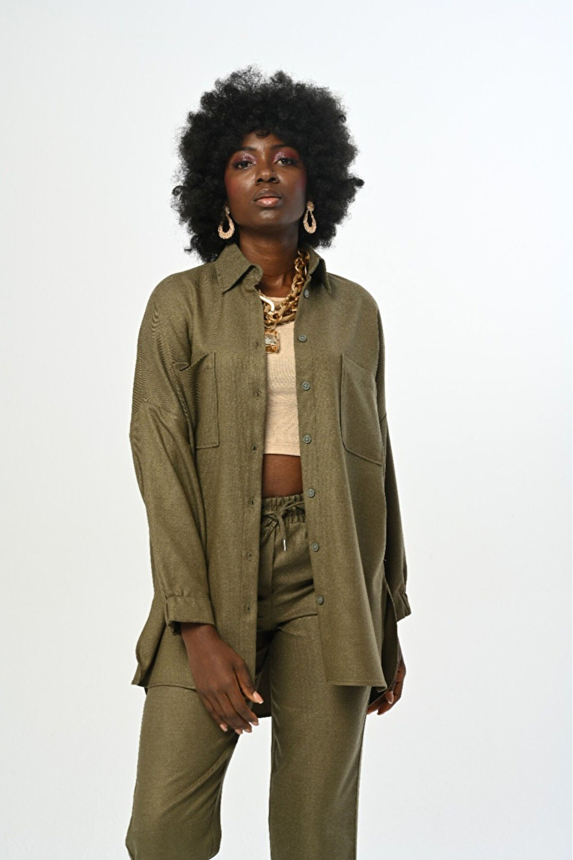 KADIN ÇİFT CEPLİ DÜZ RENK KOLLARI BÜZGÜLÜ OVERSİZE KESİM GÖMLEK