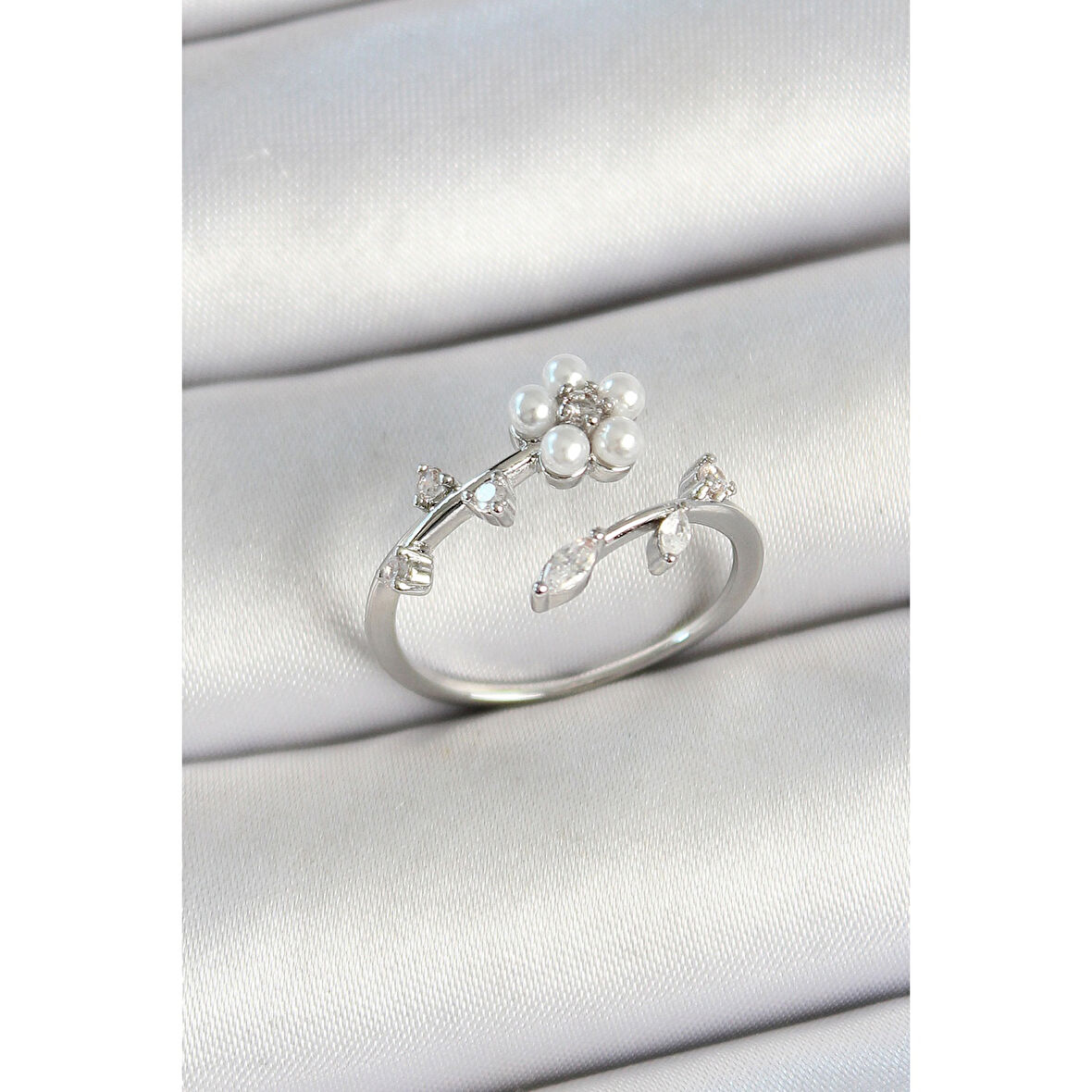 Pirinç İnci Detaylı Papatya Figürlü Zirkon Taşlı Gümüş Renk Ayarlanabilir Kadın Yüzük