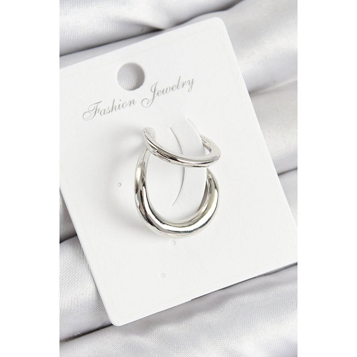 Pirinç Halka Model Gümüş Renk Sağ Kıkırdak Küpe