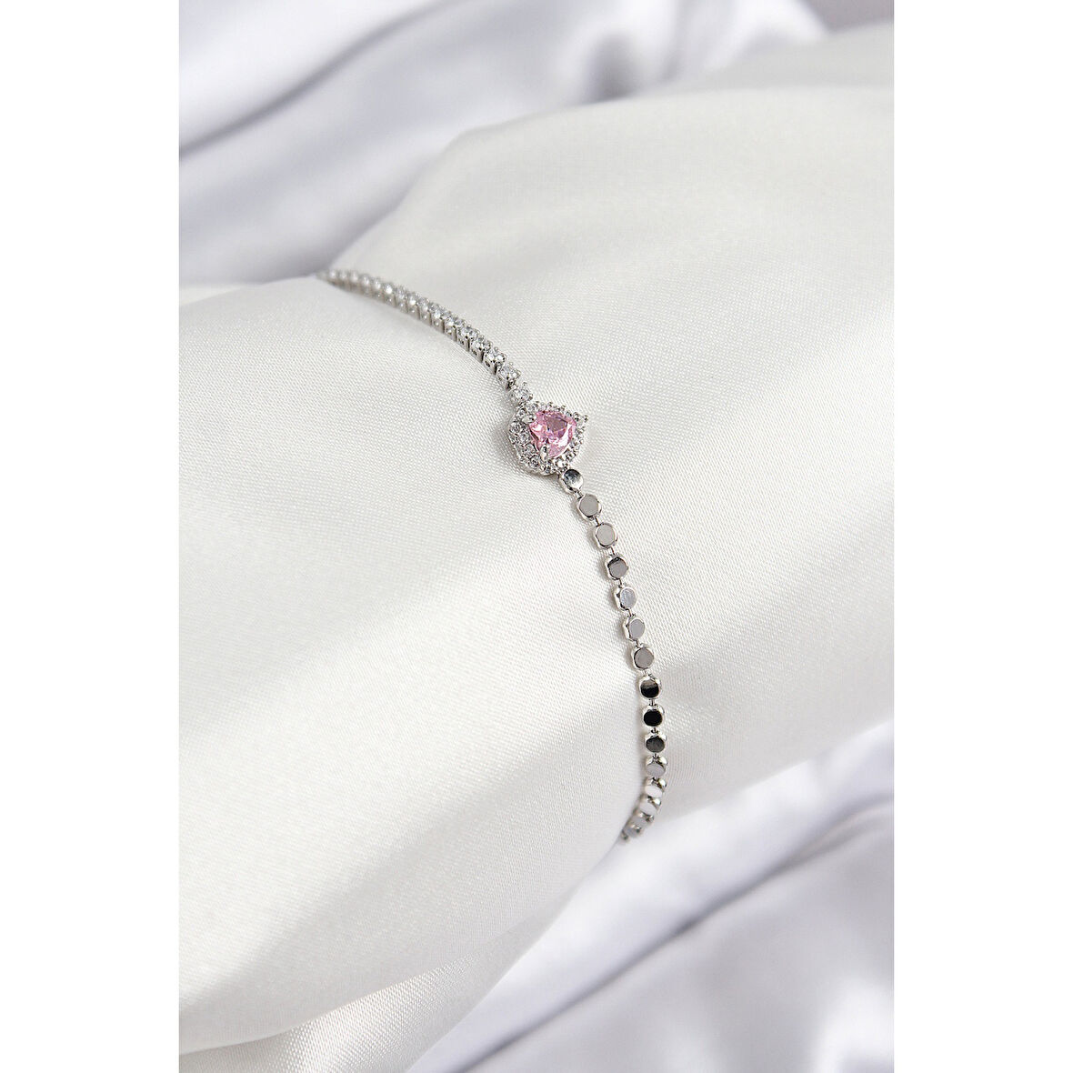 Pirinç Zirkon Taşlı Kalp Model Ezme Zincir Gümüş Renk Kadın Bileklik