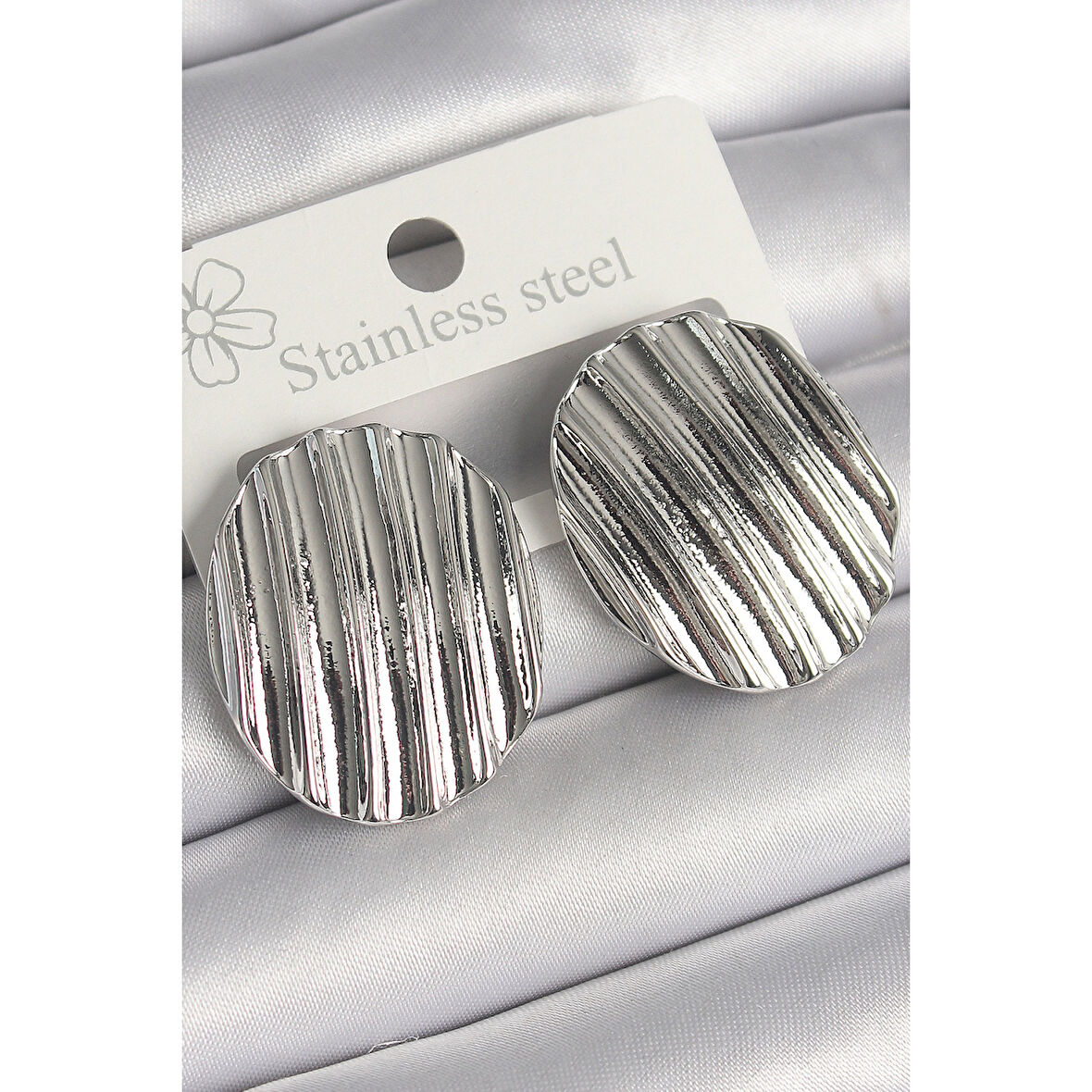 Pirinç Gümüş Renk Sallantı İşlemeli Daire Plaka Model Kadın Küpe