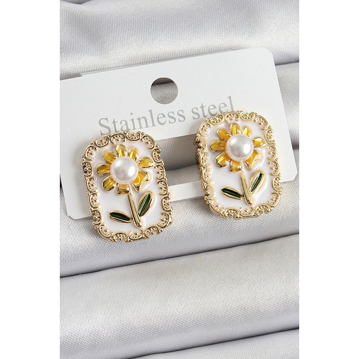 Pirinç Beyaz Mineli Papatya Figürlü Sanatsal Portre Model Gold Renk Kadın Küpe