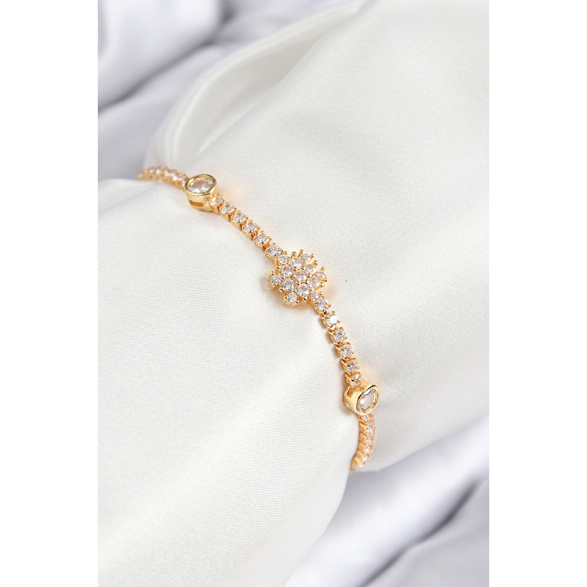 Pirinç Zirkon Taşlı Kar Tanesi Model Gold Renk Asansörlü Kadın Bileklik