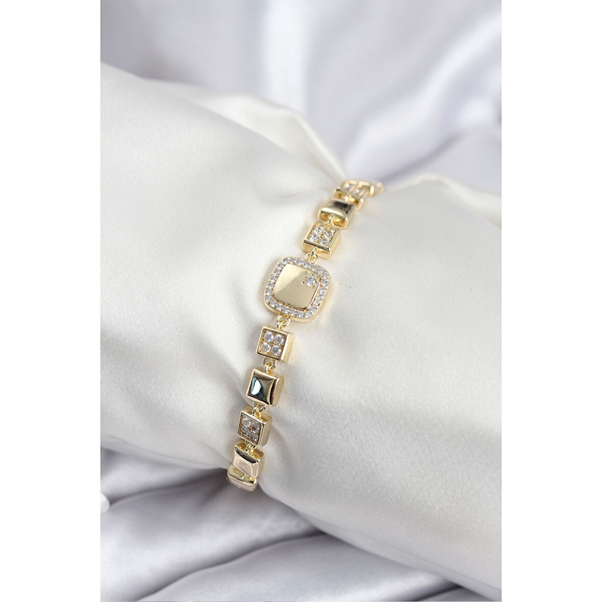 Pirinç VIP Seri Gold Renk Zirkon Taşlı Model Kadın Bileklik