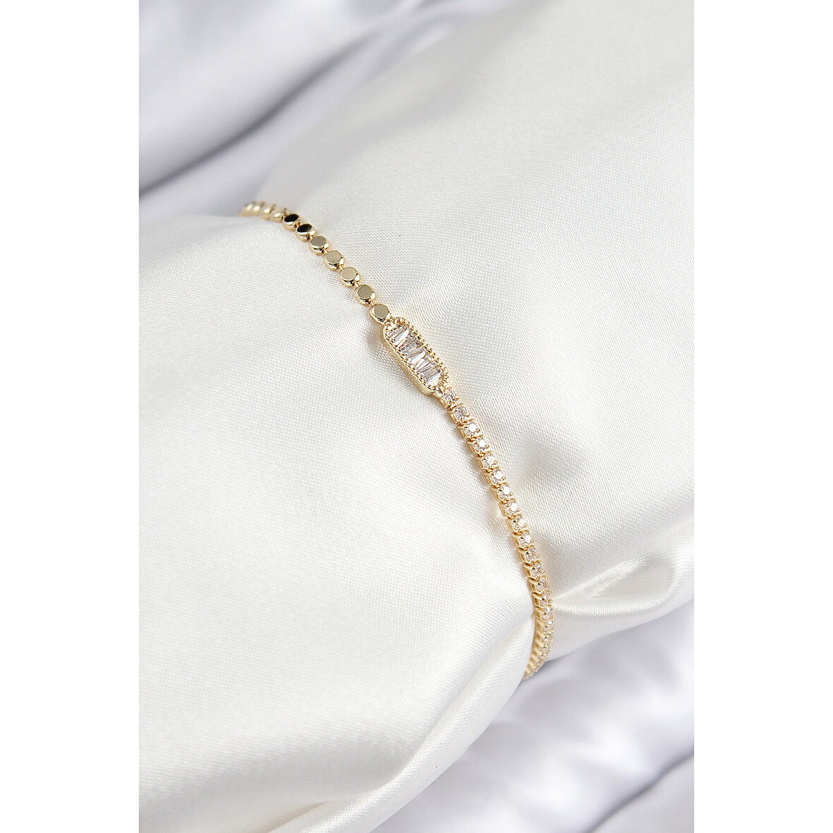 Pirinç Zirkon Taşlı Dikdörtgen Model Ezme Zincir Gold Renk Kadın Bileklik