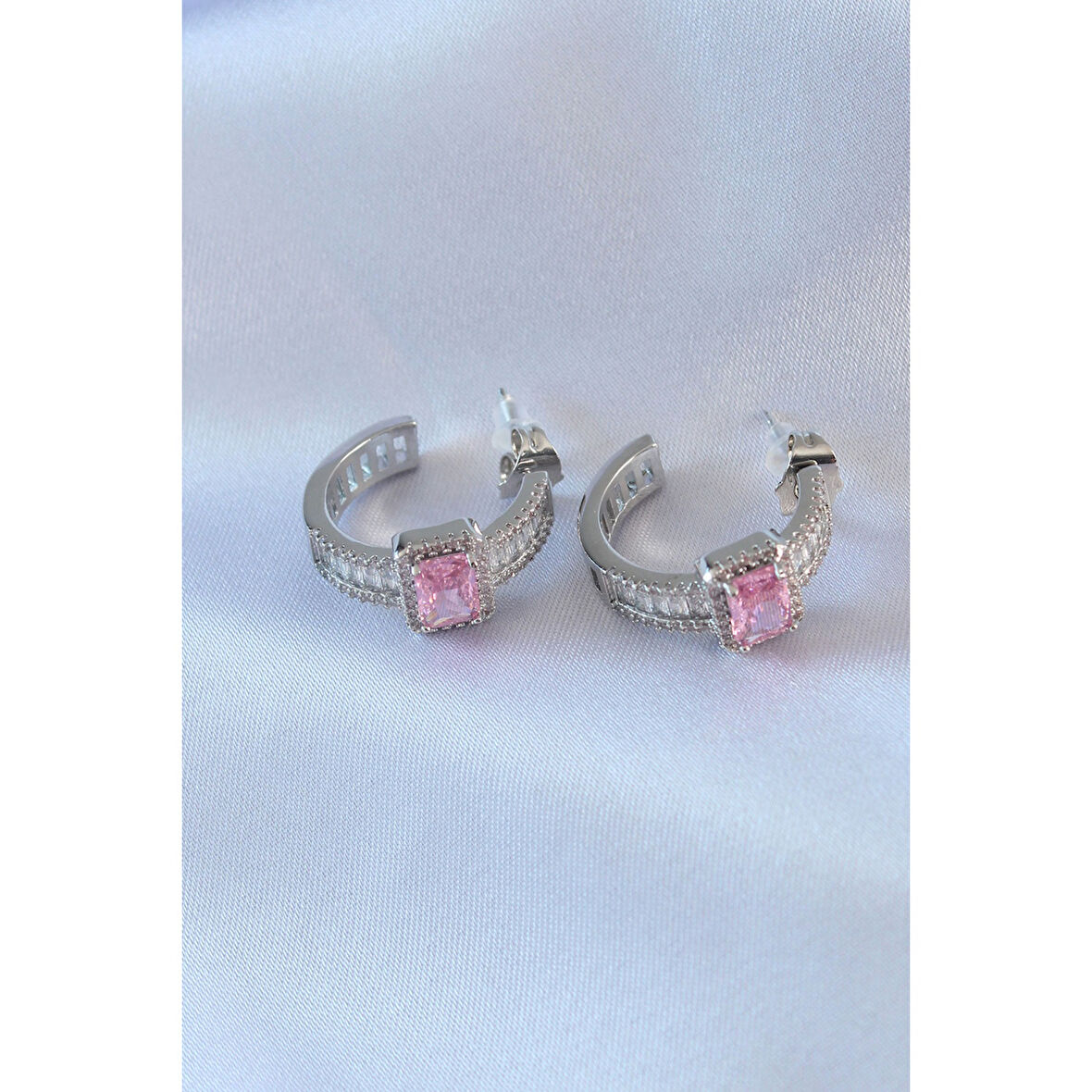 VIP Seri Gümüş Renk Yarım Halka Model Zirkon Taşlı Pirinç Kadın Küpe