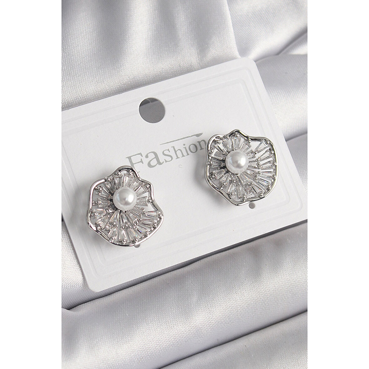 Pirinç Gümüş Renk Zirkon Taşlı Çiçek Model İnci Detay Kadın Küpe