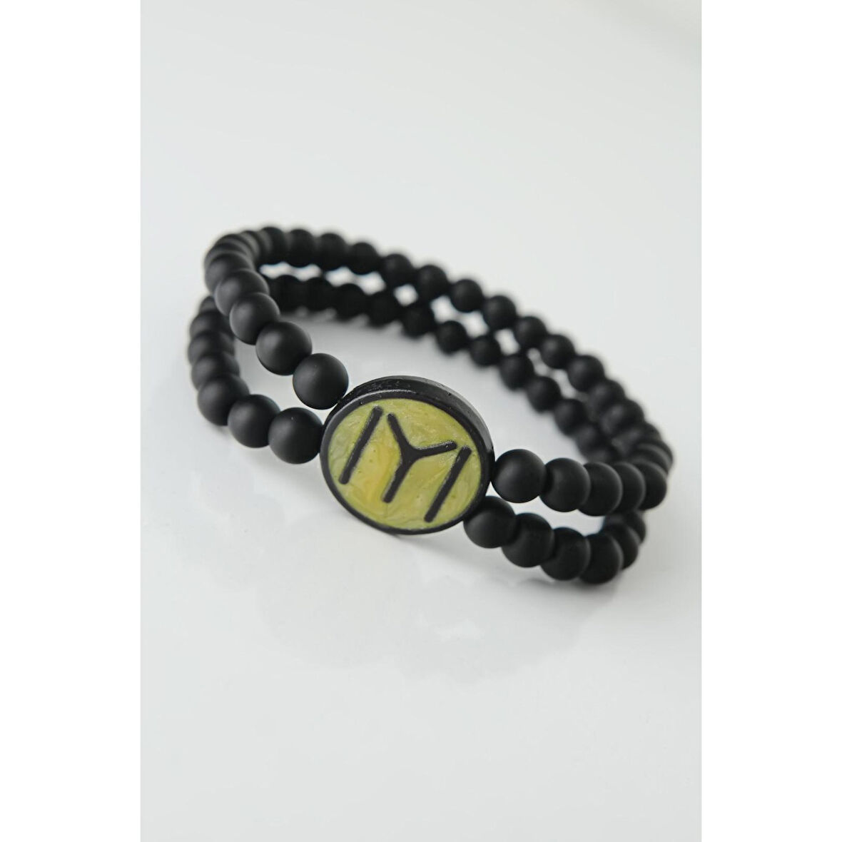 Sarı Renkli Metal Üzerine Siyah Kayı Boyu Figürlü Siyah Renk Çift Sıra Doğal Taş Erkek Bileklik