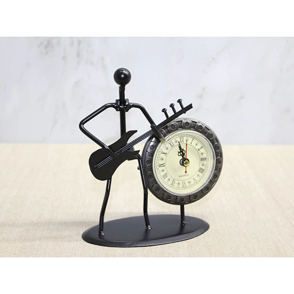 Metal Saatli Gitar Çalan Müzisyen Alk4334