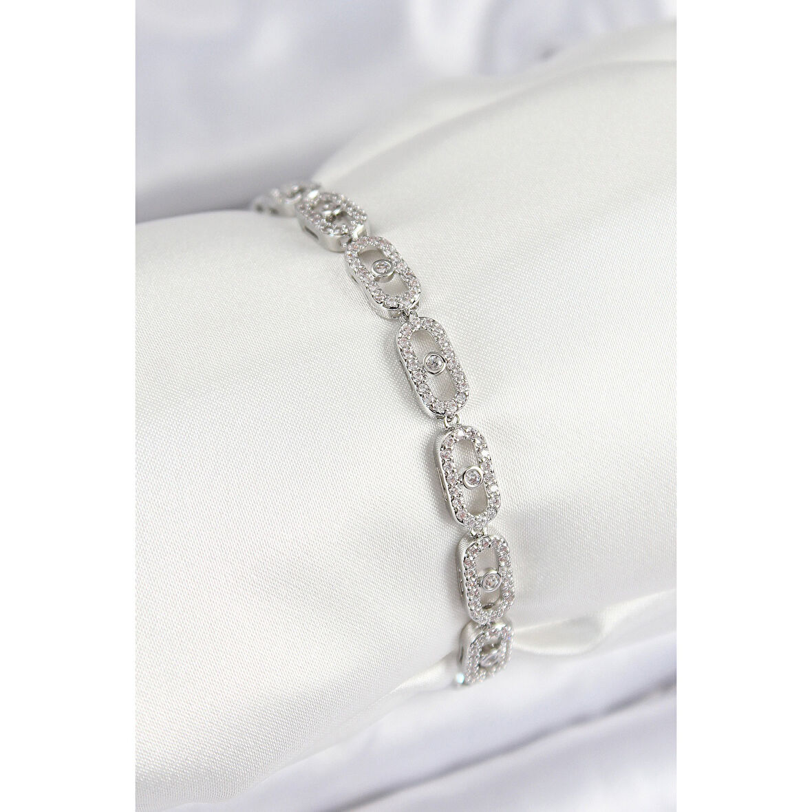 Pirinç Zirkon Taşlı Messika Model Gümüş Renk VIP Seri Kadın Bileklik