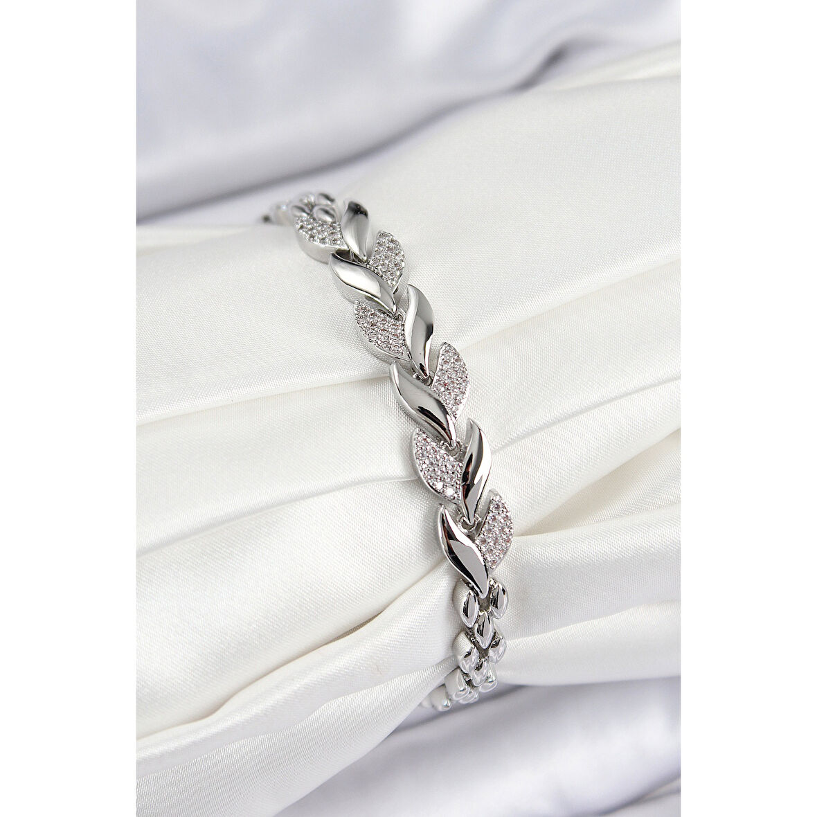 Pirinç Zirkon Taşlı Balık Kuyruğu Model Gümüş Renk Kadın Bileklik