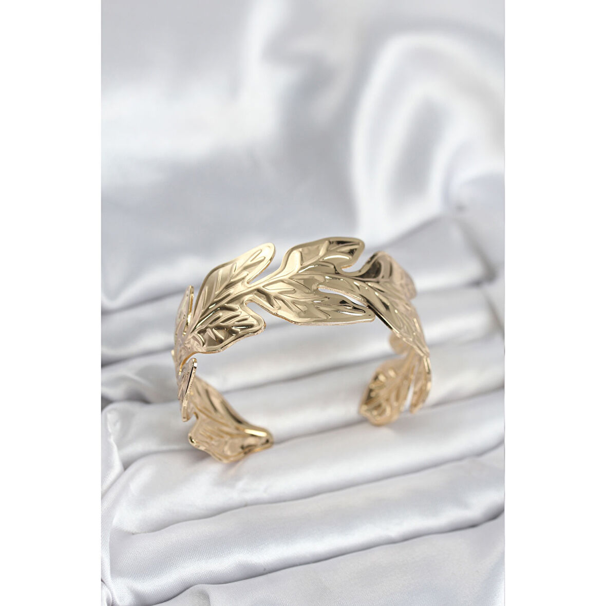 Gold Renk Pirinç Levha Yaprak Model Kadın Bileklik