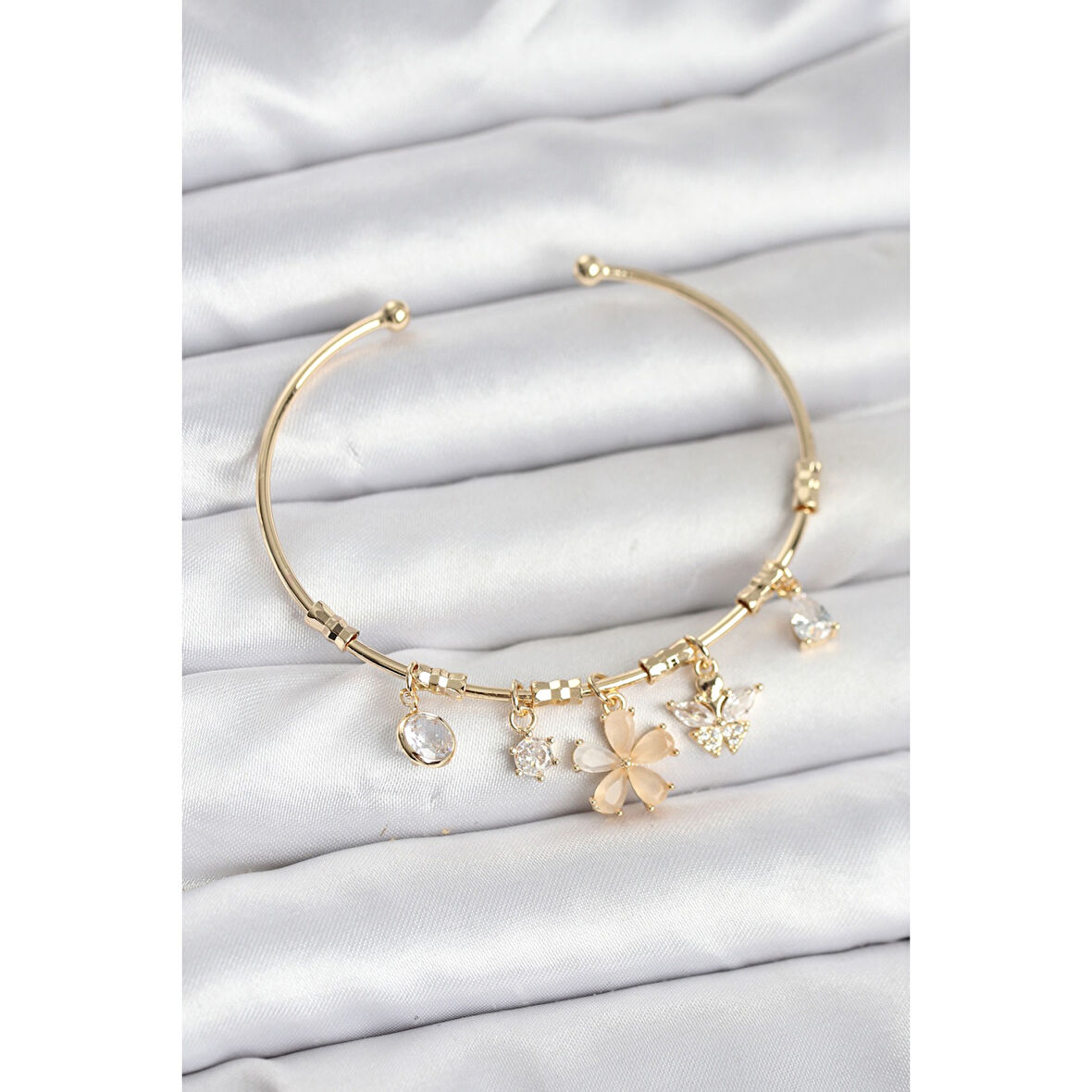 Çiçek ve Kelebek Charmlı Gold Renk Pirinç Kadın Bileklik