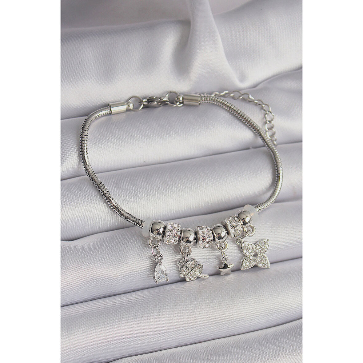 Pirinç Gümüş Renk Zincir Sallantı Zirkon Taşlı Yonca Figür Charm Bileklik