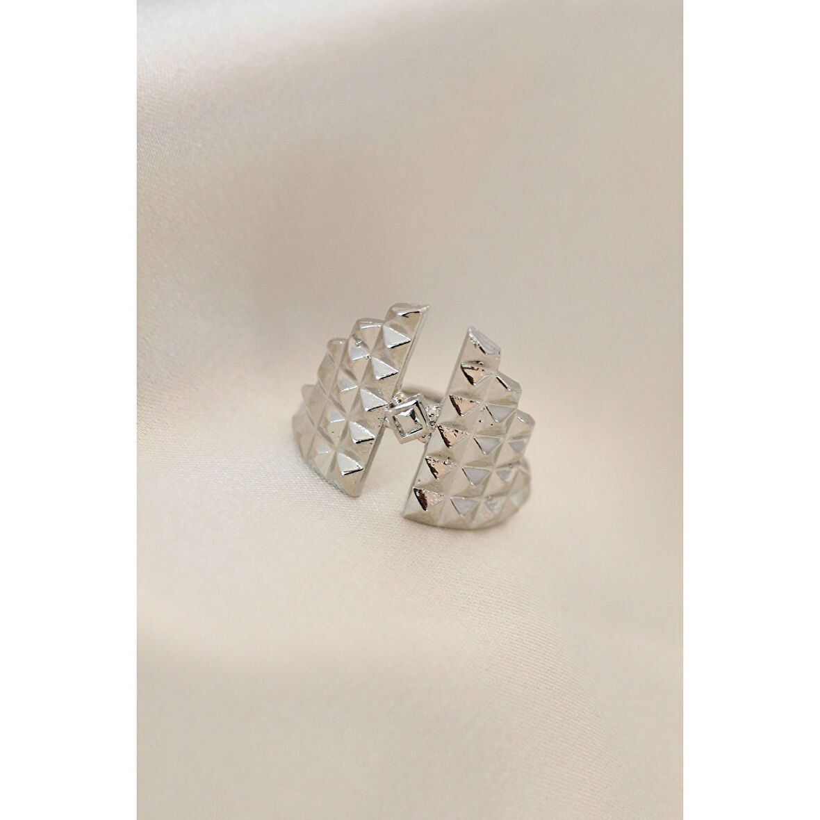 Ayarlamalı Gümüş Renk Metal Zirkon Taşlı Piramit Yüzük