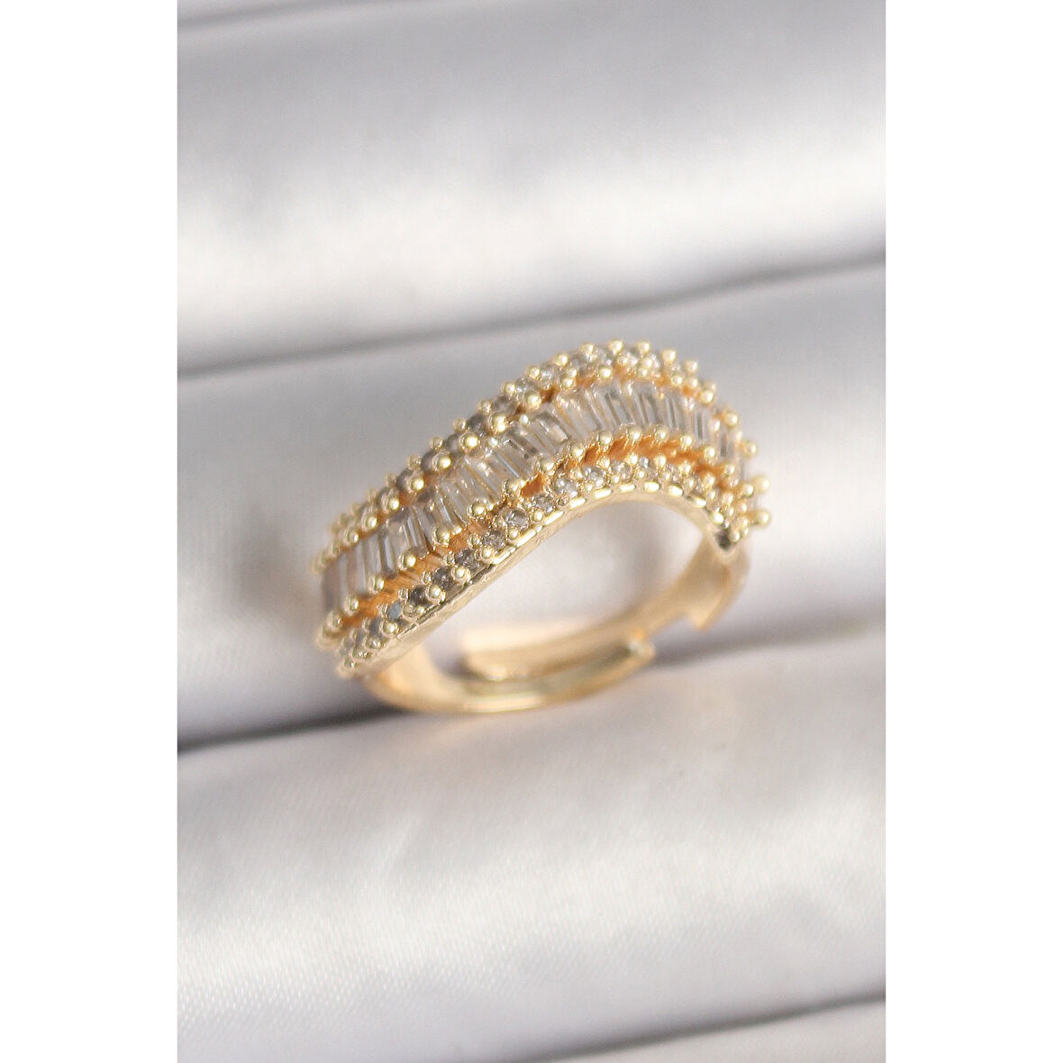 Pirinç Gold Renk Su Yolu Zirkon Taşlı Dalga Model Ayarlanabilir Kadın Yüzük