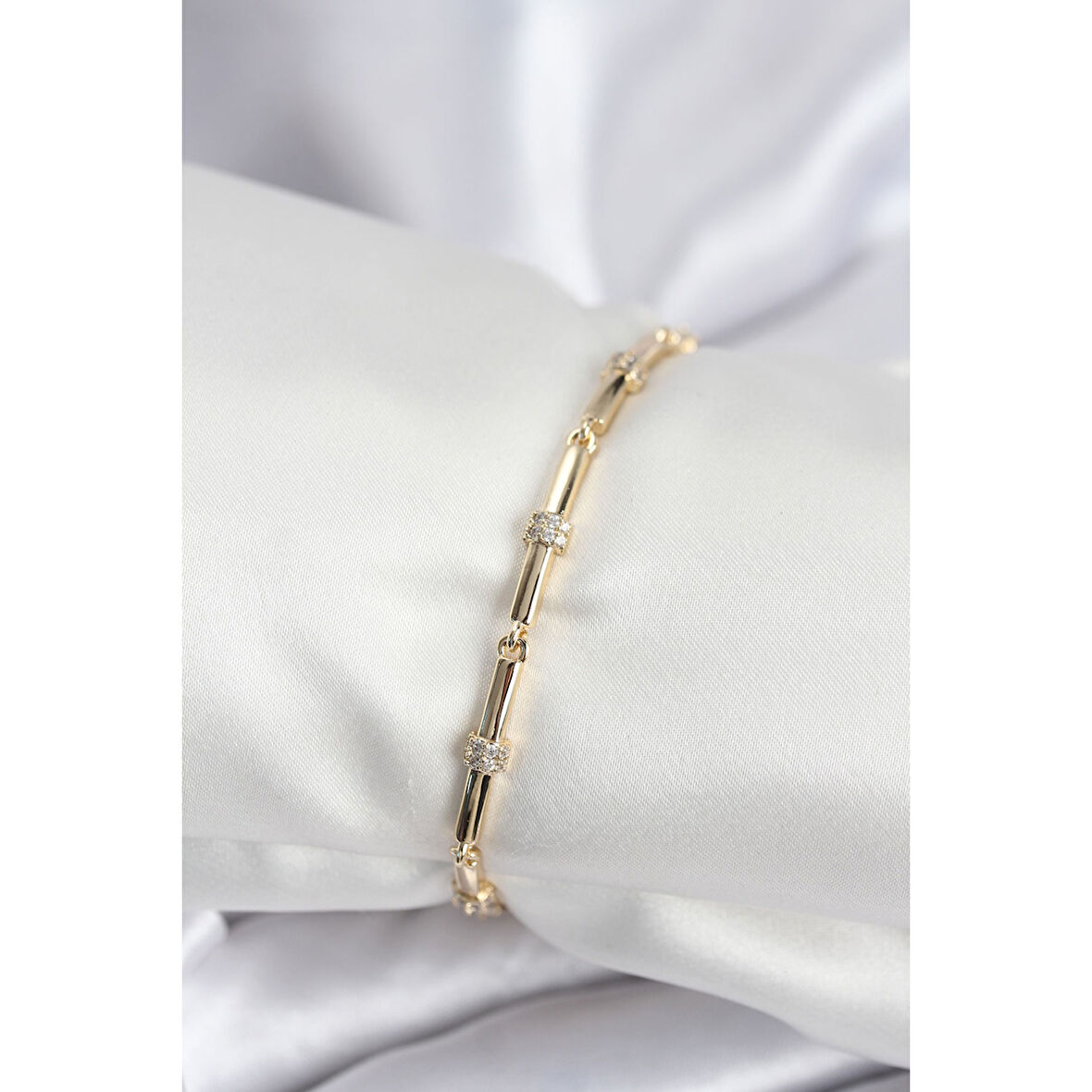 Pirinç VIP Seri Gold Renk Parçalı Model Zirkon Taşlı Kadın Bileklik