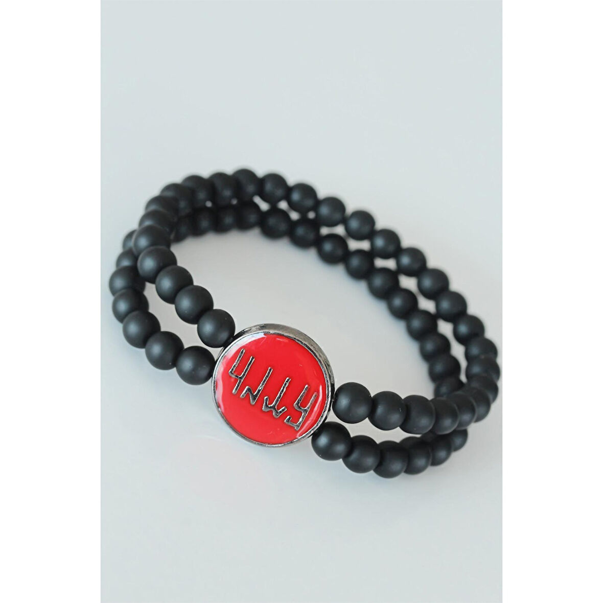 Eski Türkçe Göktürkçe Yazı Figürlü Kırmızı Metal Aksesuarlı Çift Sıra Oniks Doğal Taş Erkek Bileklik