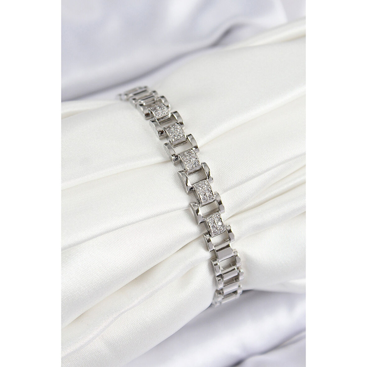 Pirinç Zirkon Taşlı Parçalı Model Gümüş Renk Kadın Bileklik