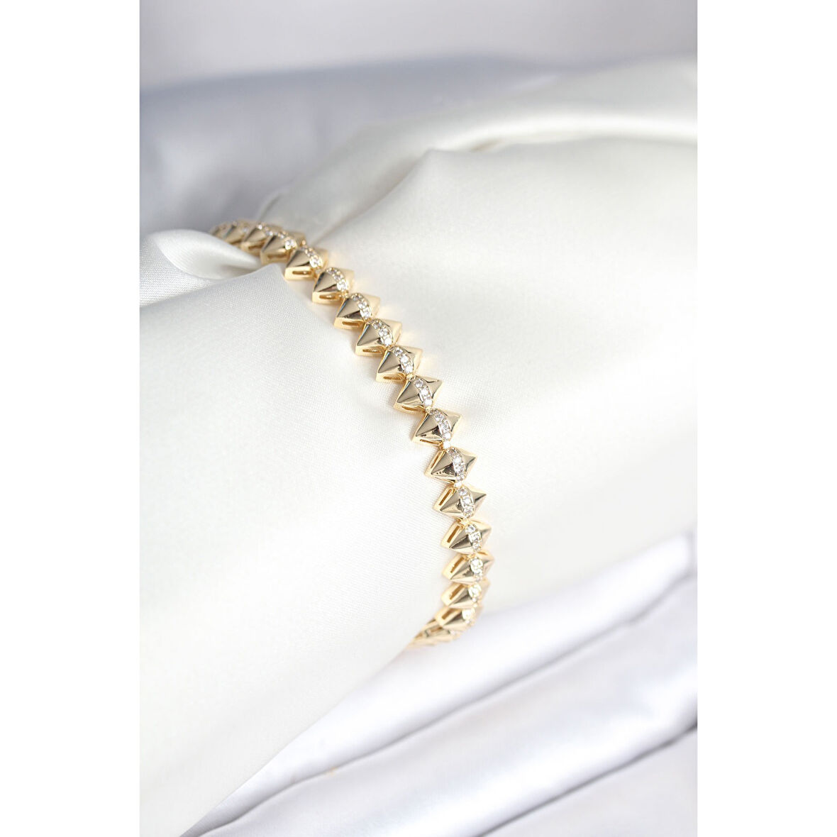 Pirinç Gold Renk Zirkon Taşlı Baklava Model Kadın Bileklik