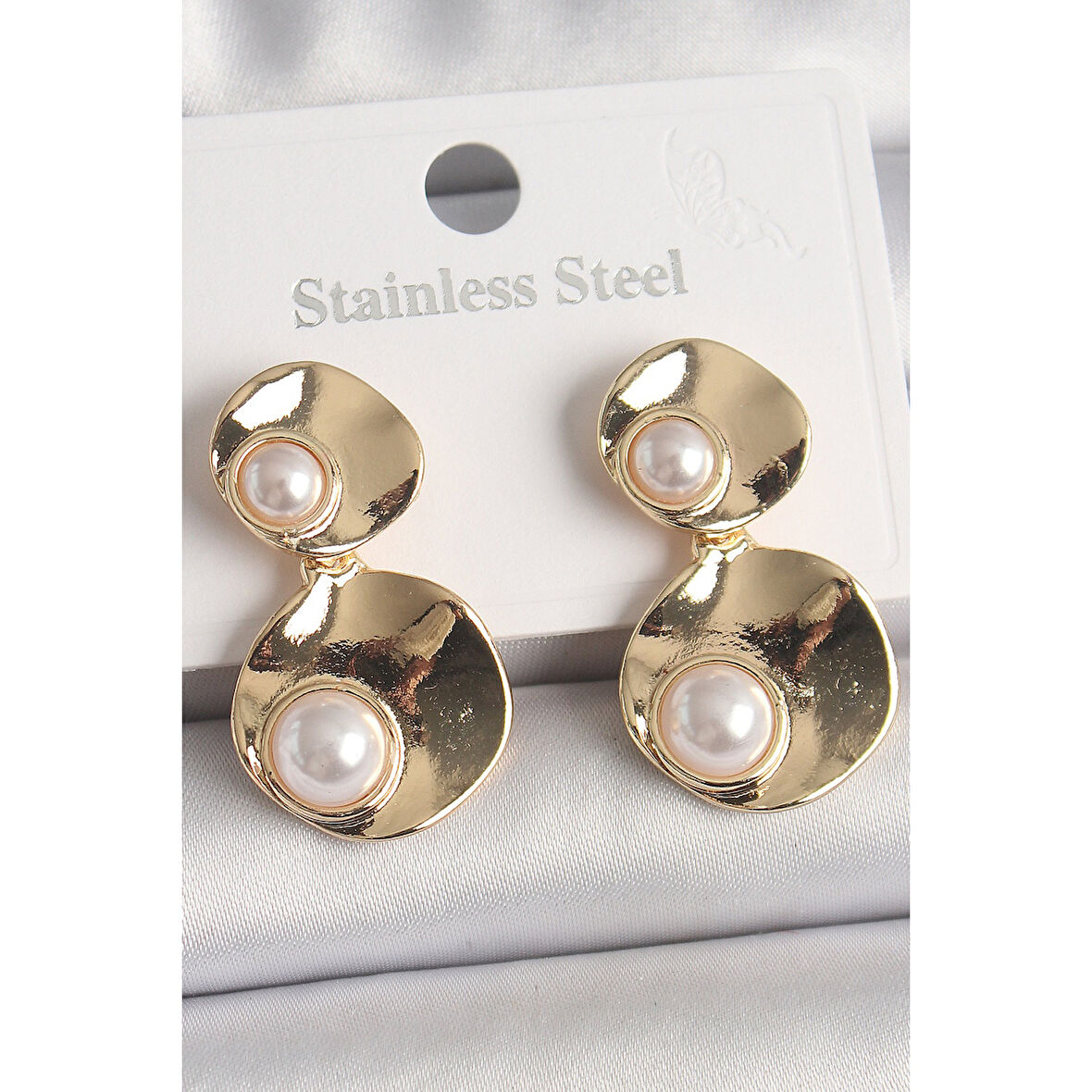 Pirinç Gold Renk Sallantı İnci Detaylı Daire Plaka Model Kadın Küpe