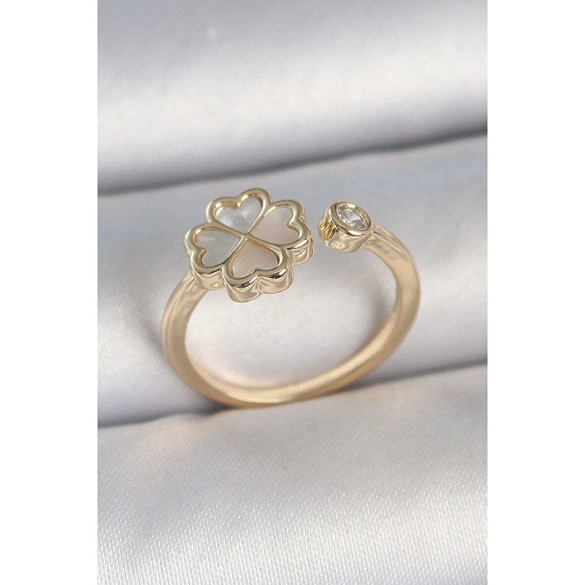 Pirinç Gold Renk Beyaz Mineli Yonca Model Zirkon Taş Detay Ayarlanabilir Kadın Yüzük