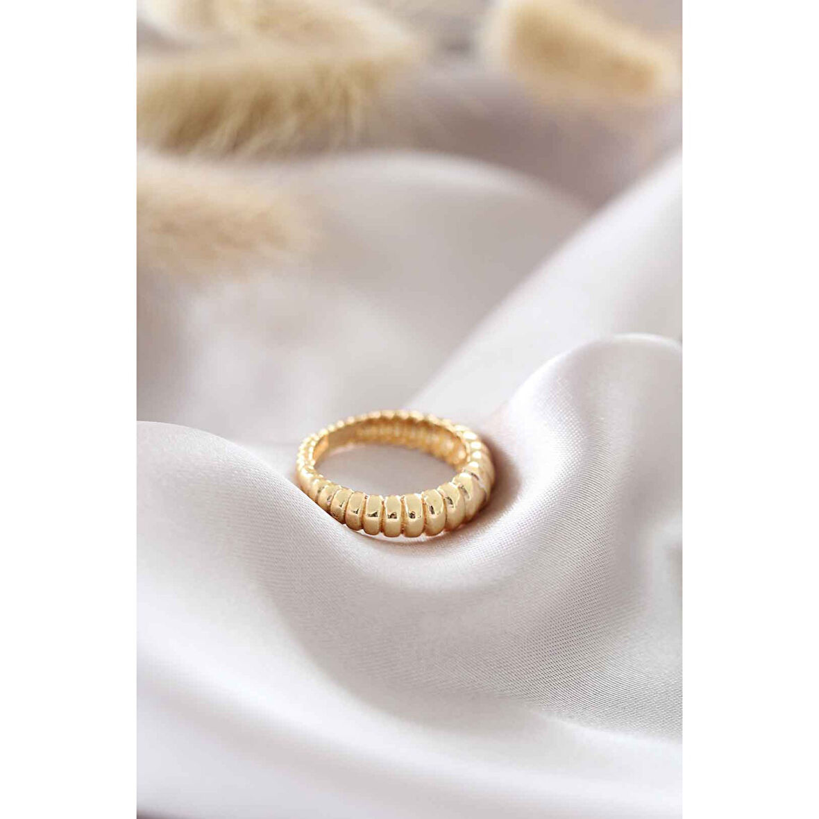 Altın Renk Ayarlamalı Burgu Kadın Yüzük