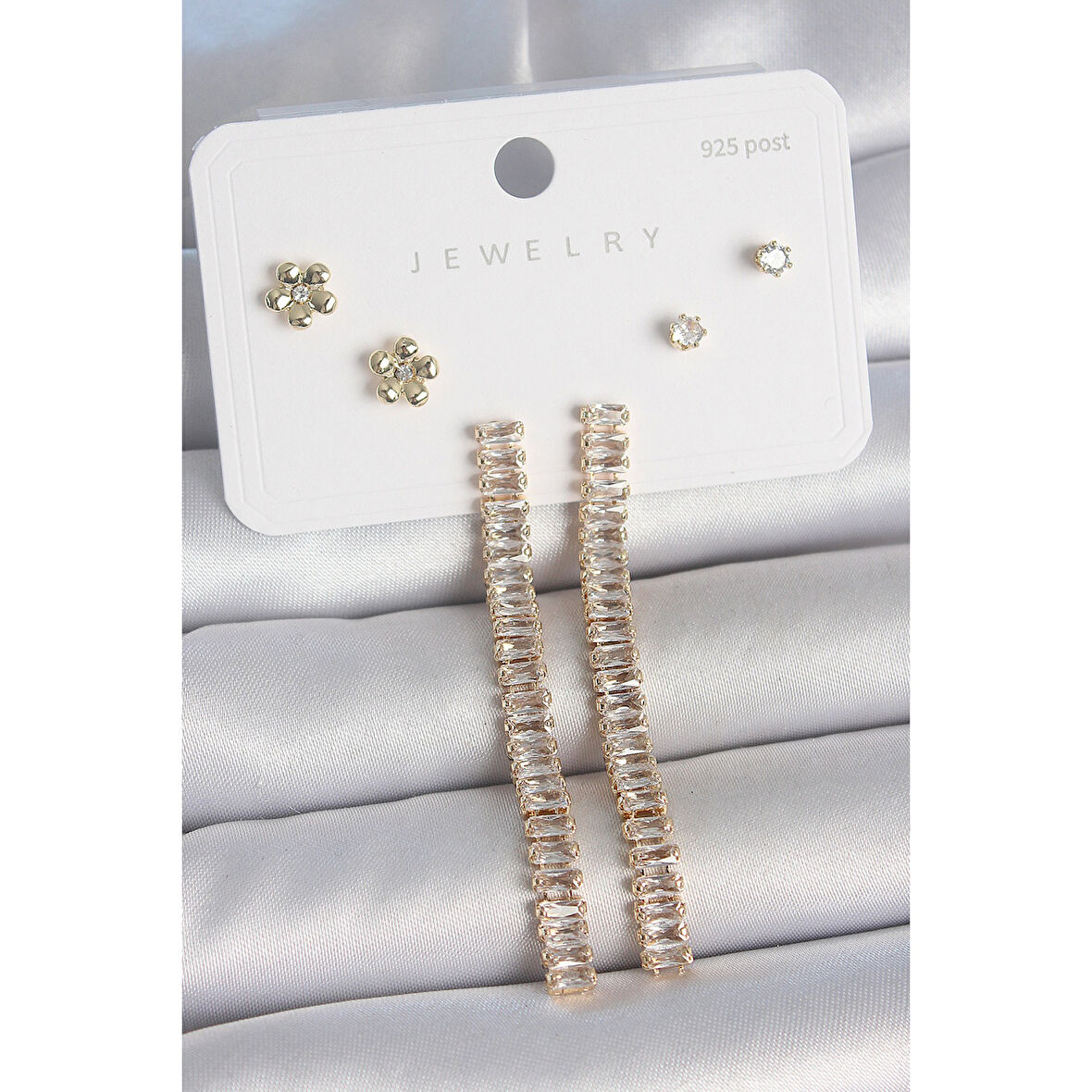 Pirinç Gold Renk Su Yolu Zirkon Taşlı Sallantı Model Çiçek Detay 925 Ayar Gümüş Çivi Kadın Küpe Seti