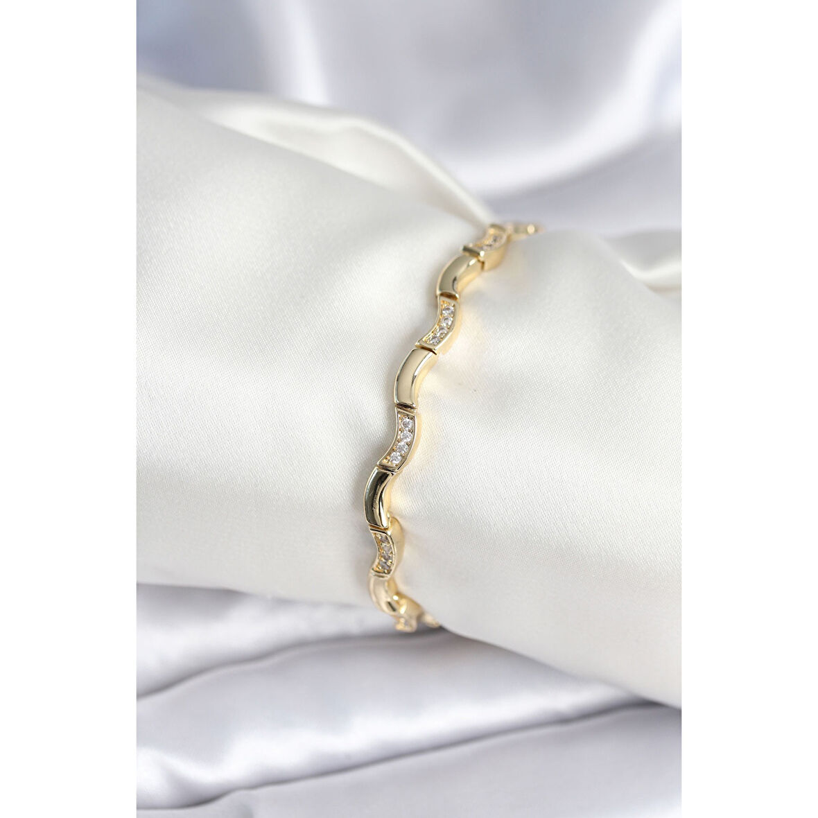 Pirinç Gold Renk Dalgalı Model Kadın Bileklik