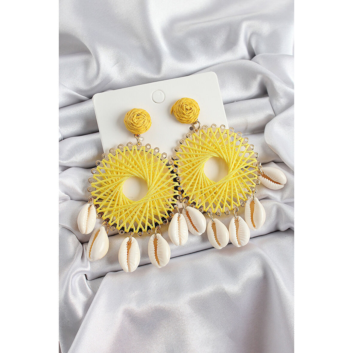 Sarı Hasır Örgü Sarmal Model Sallantılı Deniz Kabuğu Detaylı Gold Renk Kadın Küpe