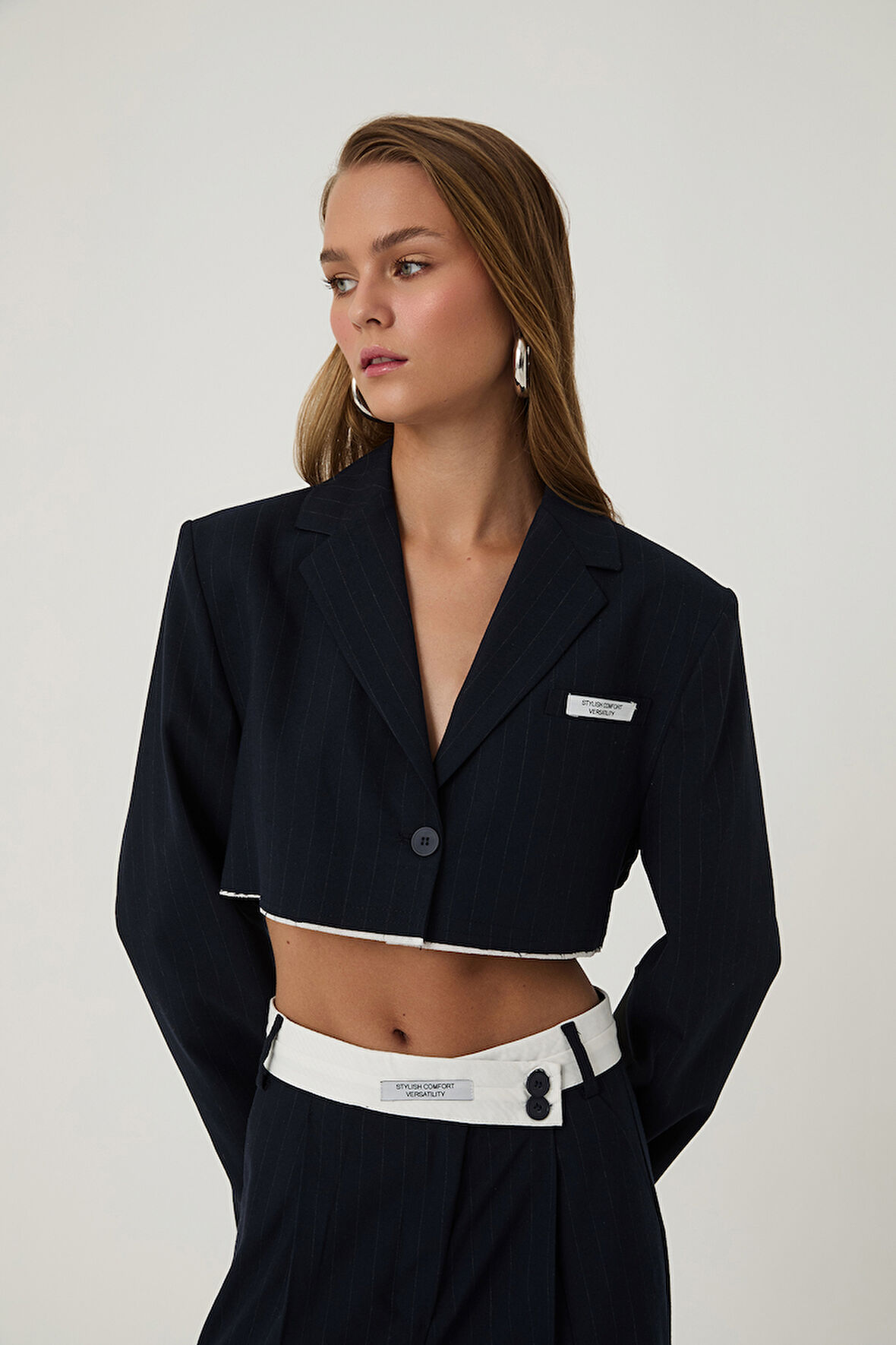 Kesik Detaylı Çizgili Crop Blazer Ceket Lacivert