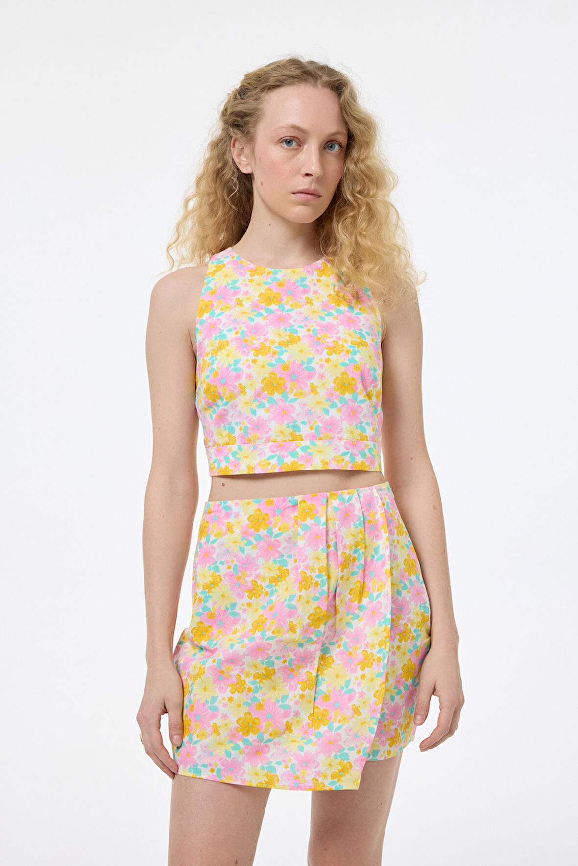 Sırtı Çapraz Askılı Çiçekli Crop Bluz Pembe