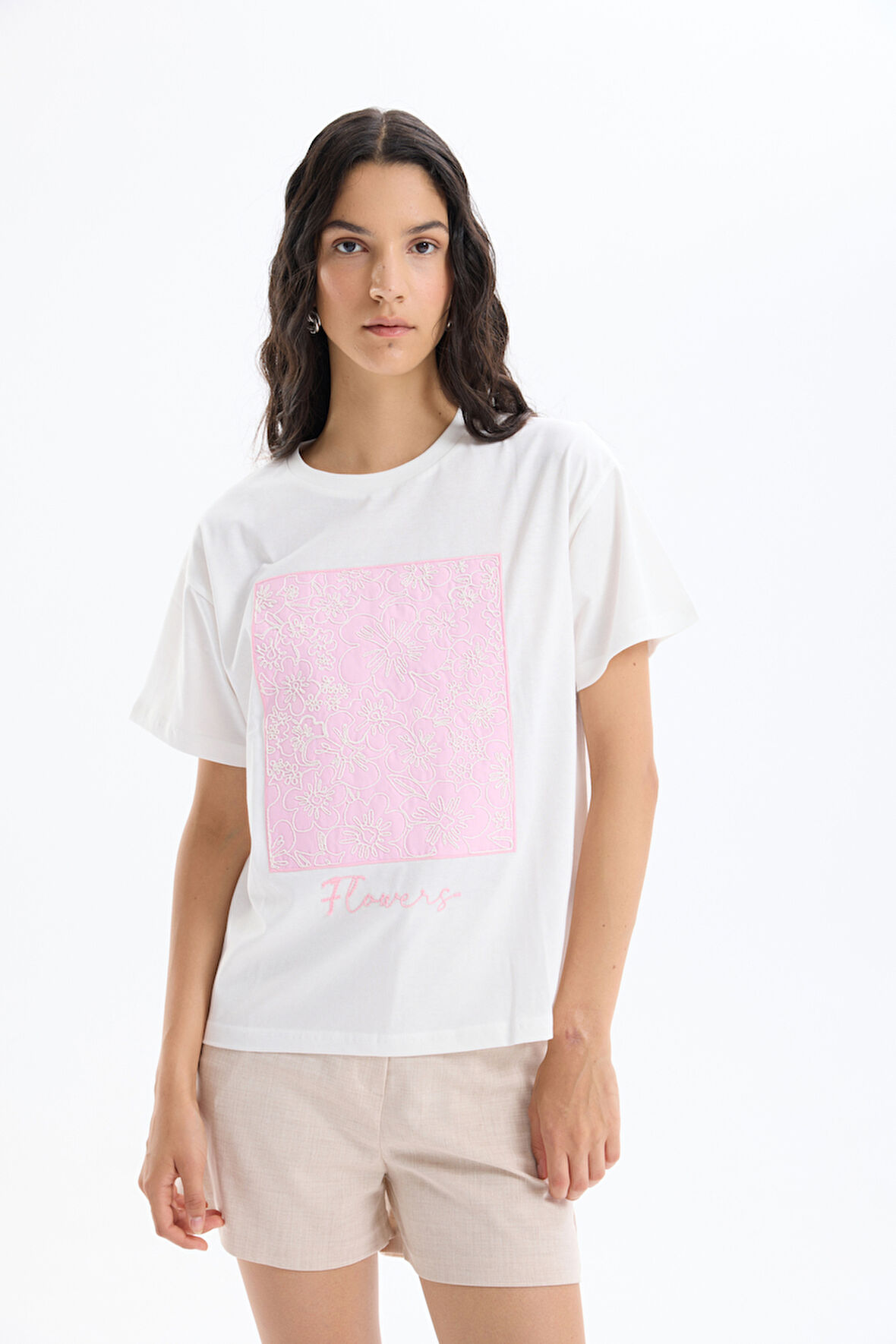 Blok Detaylı Çiçek Nakışlı Tişört Ekru
