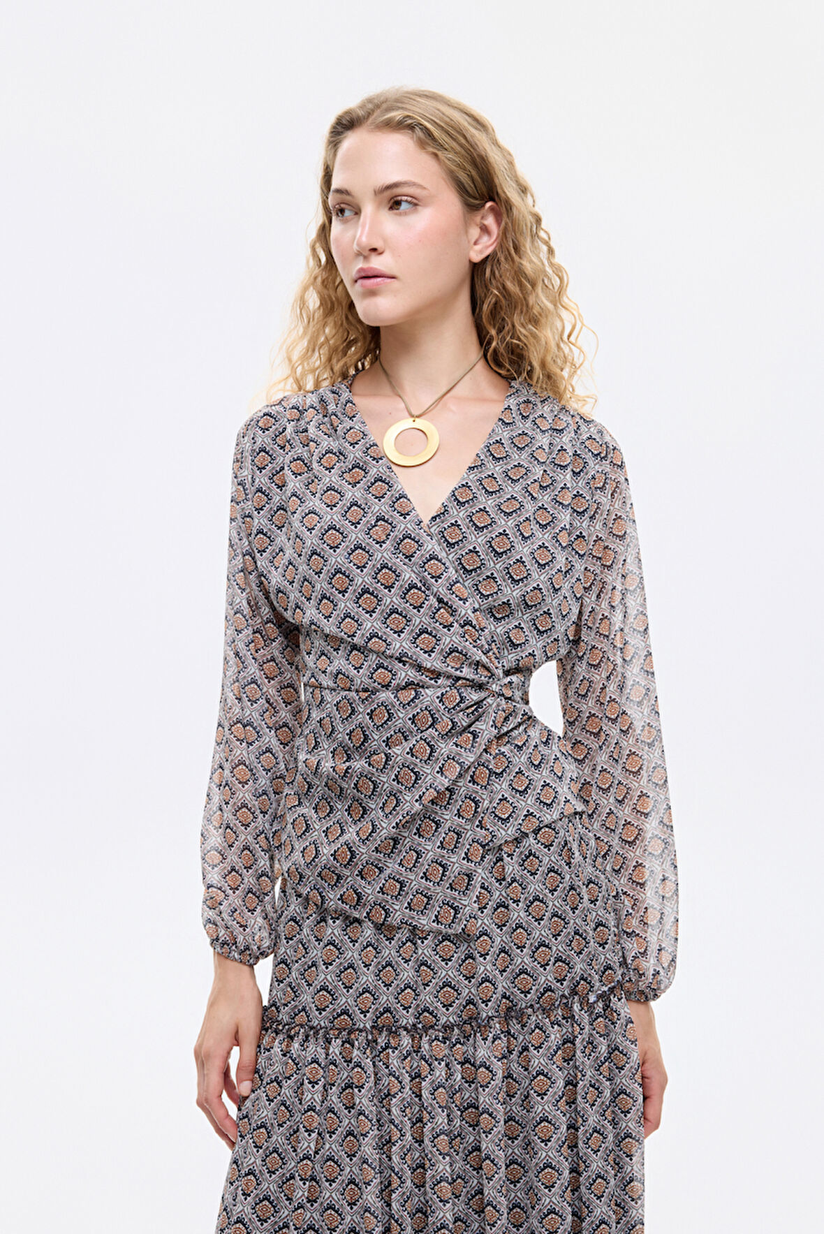 Retro Geometrik Desenli Kruvaze Bağlamalı Bluz Kahverengi