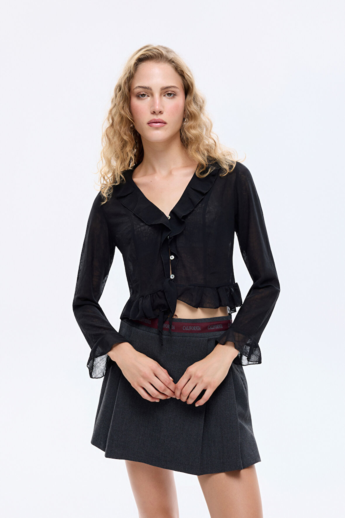 Fırfır Detaylı V Yaka Düğmeli Bluz Siyah