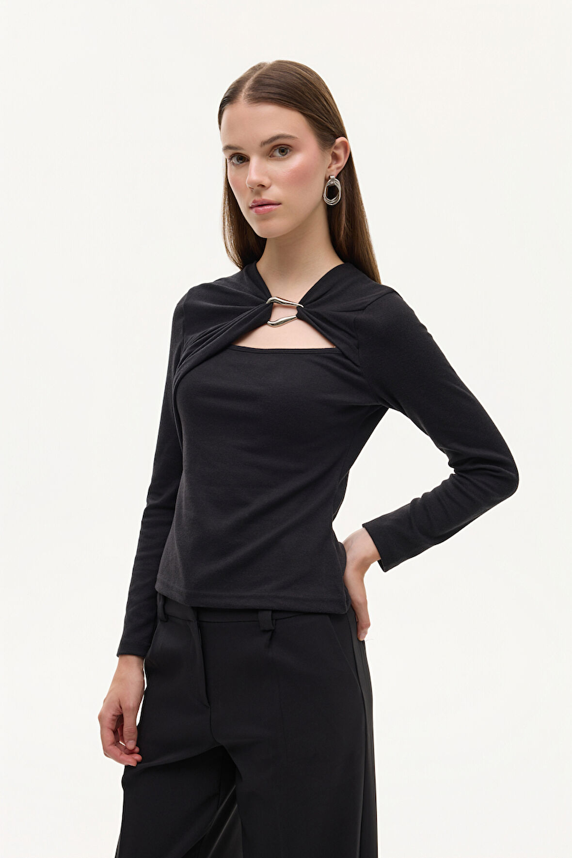 Halka Aksesuarlı Drapeli Asimetrik Yaka Bluz Siyah